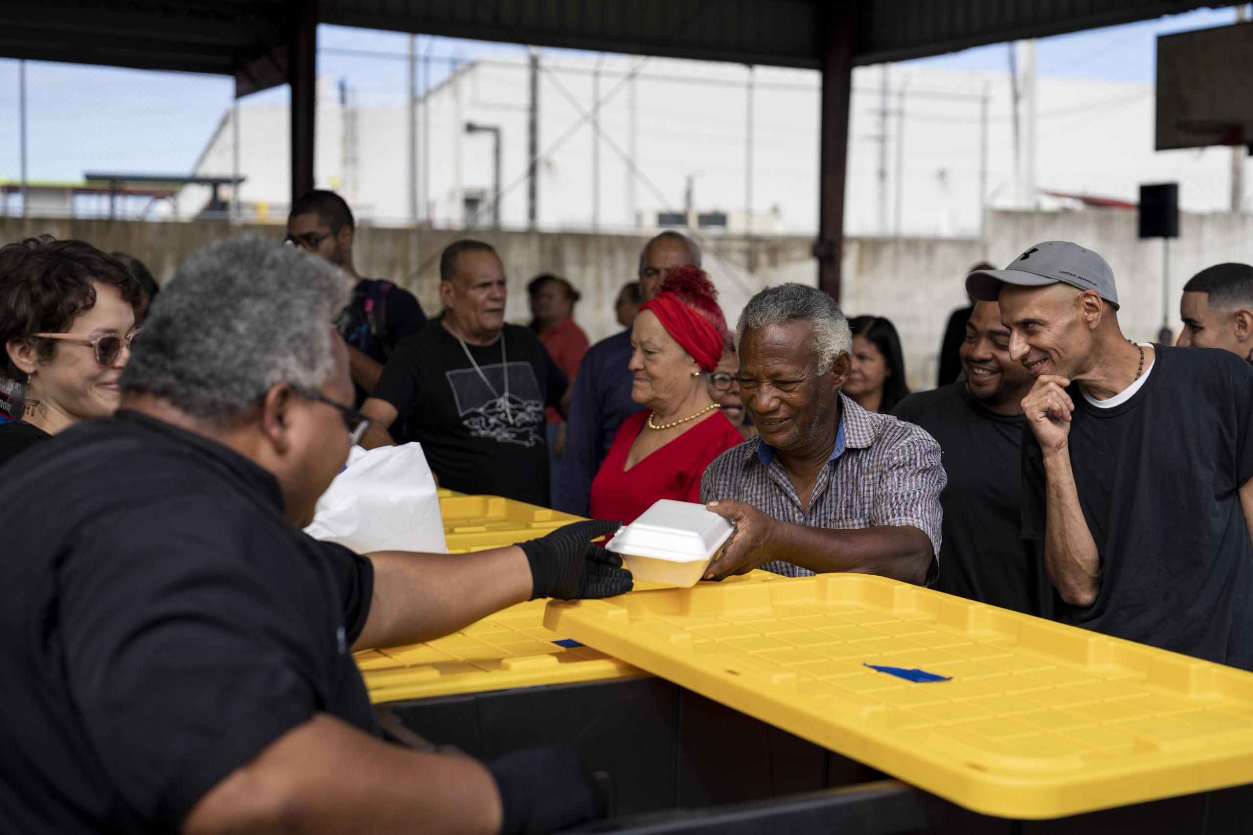 El chef Iván Clemente, de 'El Comedor de la Kennedy', se unió a la iniciativa, durante la que se repartieron alimentos calientes a los participantes. 
