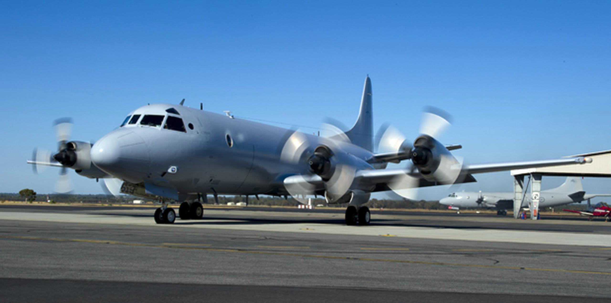 Un avión AP-3C Orion de la Real Fuerza Aérea Australiana (RAAF) se prepara para despegar para apoyar las labores de búsqueda del avión de Malasia desaparecido, desde la Base Aérea Pearce, al oeste de Australia. (EFE)