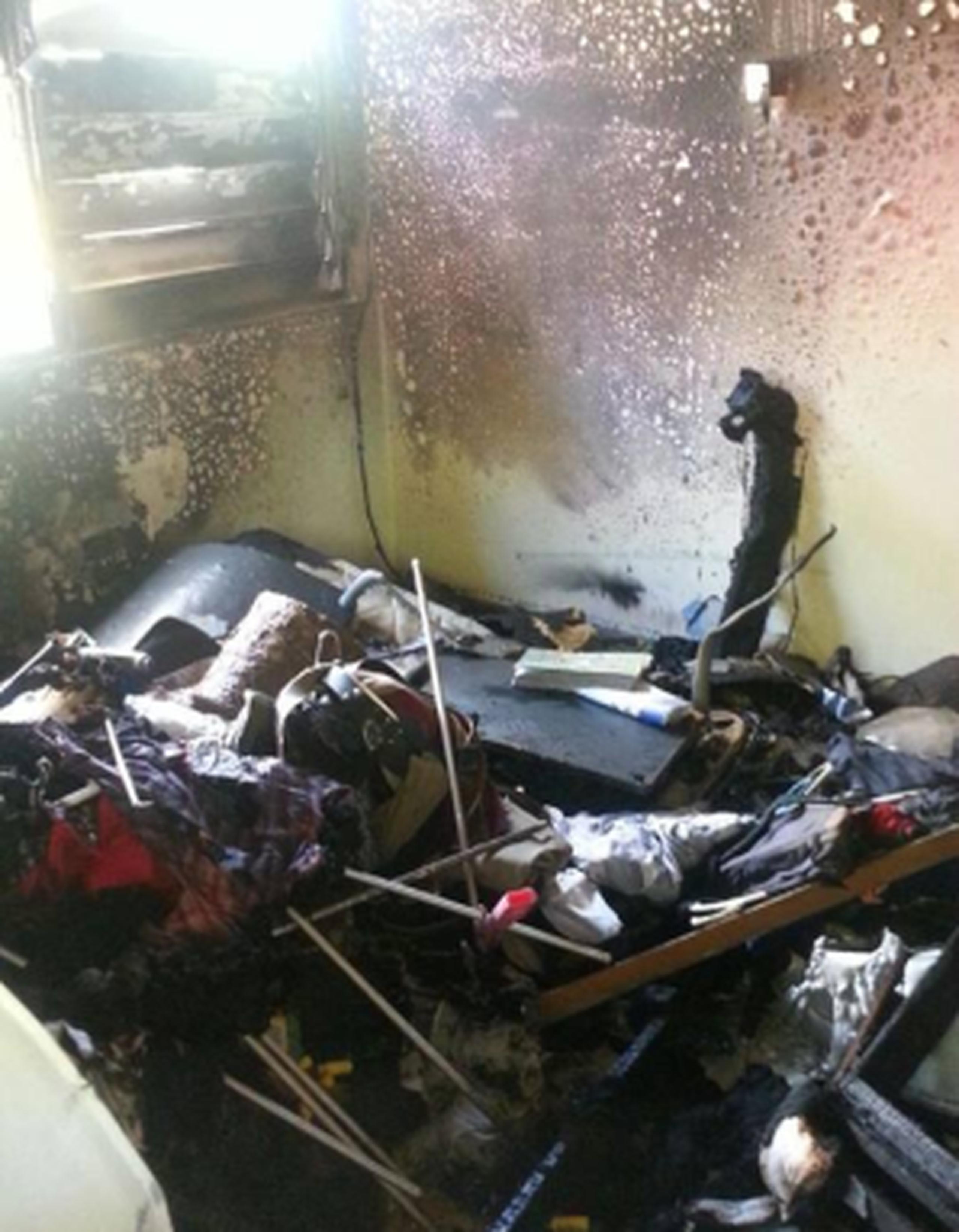En el incendio se quemó el colchón de la cama, ropa, zapatos y otras pertenencias de la joven. (Facebook/Cuerpo de Bomberos de Puerto Rico)