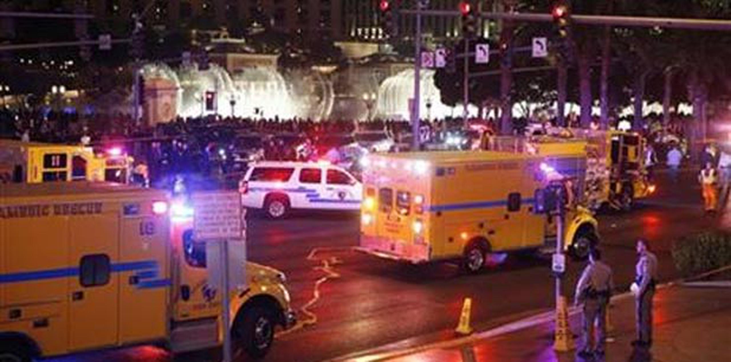 El tráfico en Las Vegas Boulevard fue cortado en ambos sentidos entre las calles Flamingo y Harmon, mientras que la policía realizó un gran despliegue de fuerzas para investigar lo sucedido. (AP)
