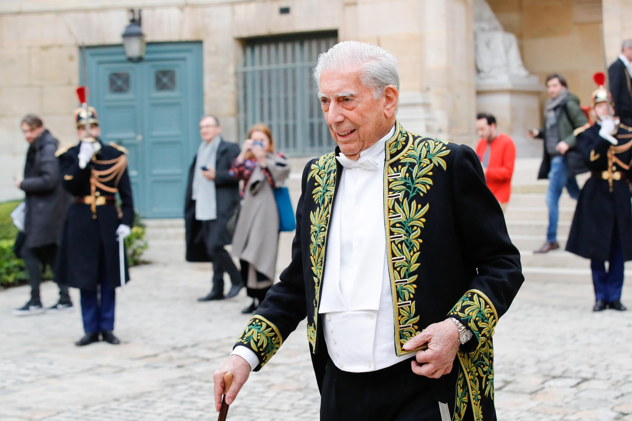 Mario Vargas Llosa después de su ceremonia de admisión en la Academia Francesa en París este jueves. (EFE/EPA/TERESA SUÁREZ)