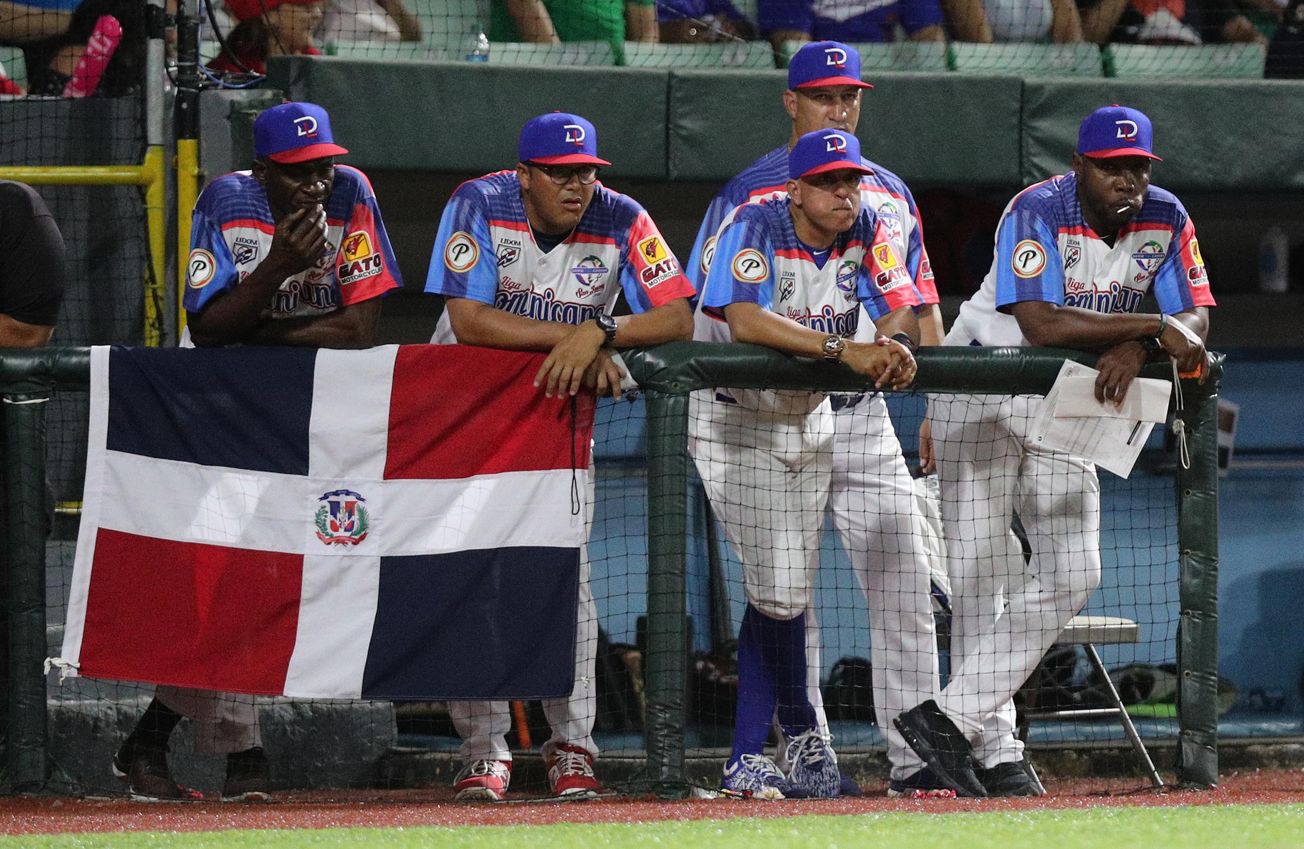 El dirigente de los Toros de República Dominicana, Lino Rivera (tercero desde la izquierda, al frente), designó al cubano Yunesky Maya para abrir contra Puerto Rico en la semifinal del jueves.