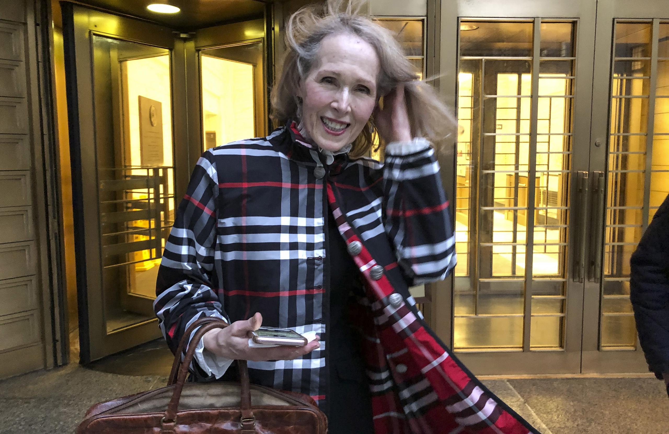 La columnista E. Jean Carroll demandó al expresidente Donald Trump en 2019, alegando que la violó a mediados de la década de 1990 en un vestidor en la gran tienda Bergdorf Goodman en Manhattan, luego mintió sobre el hecho y la calumnió cuando ella decidió publicar la historia.