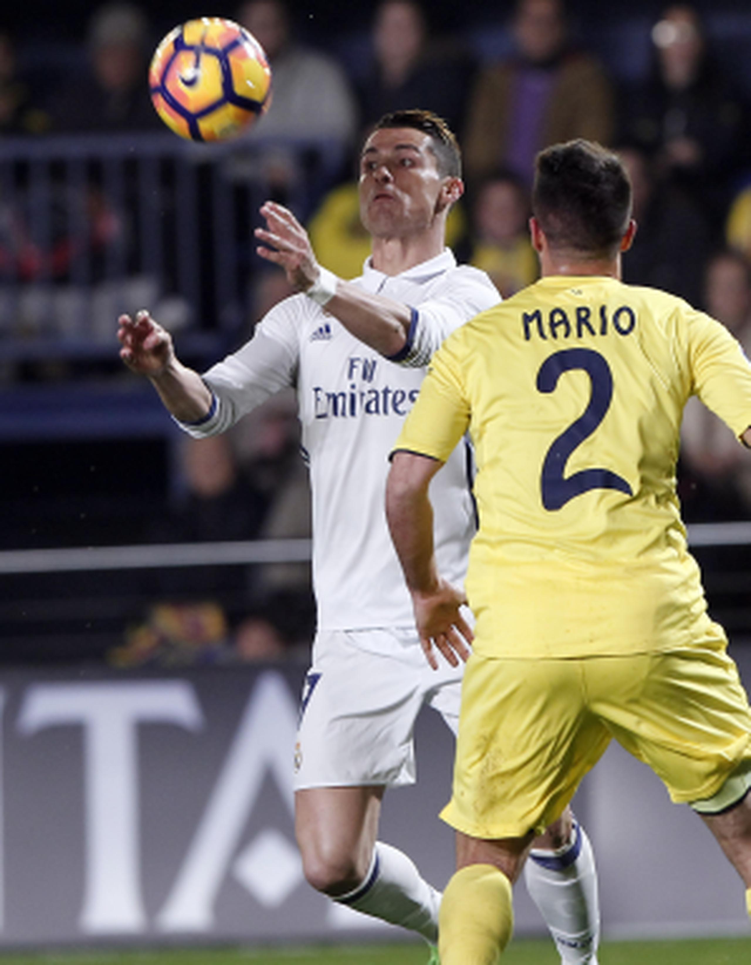 Cristiano Ronaldo trata de controlar el balón ante la defensa de Mario Gaspar, de Villareal, en la victoria de Real Madrid en la jornada de hoy de la Liga Española. (AP/Jose Miguel Fernandez)