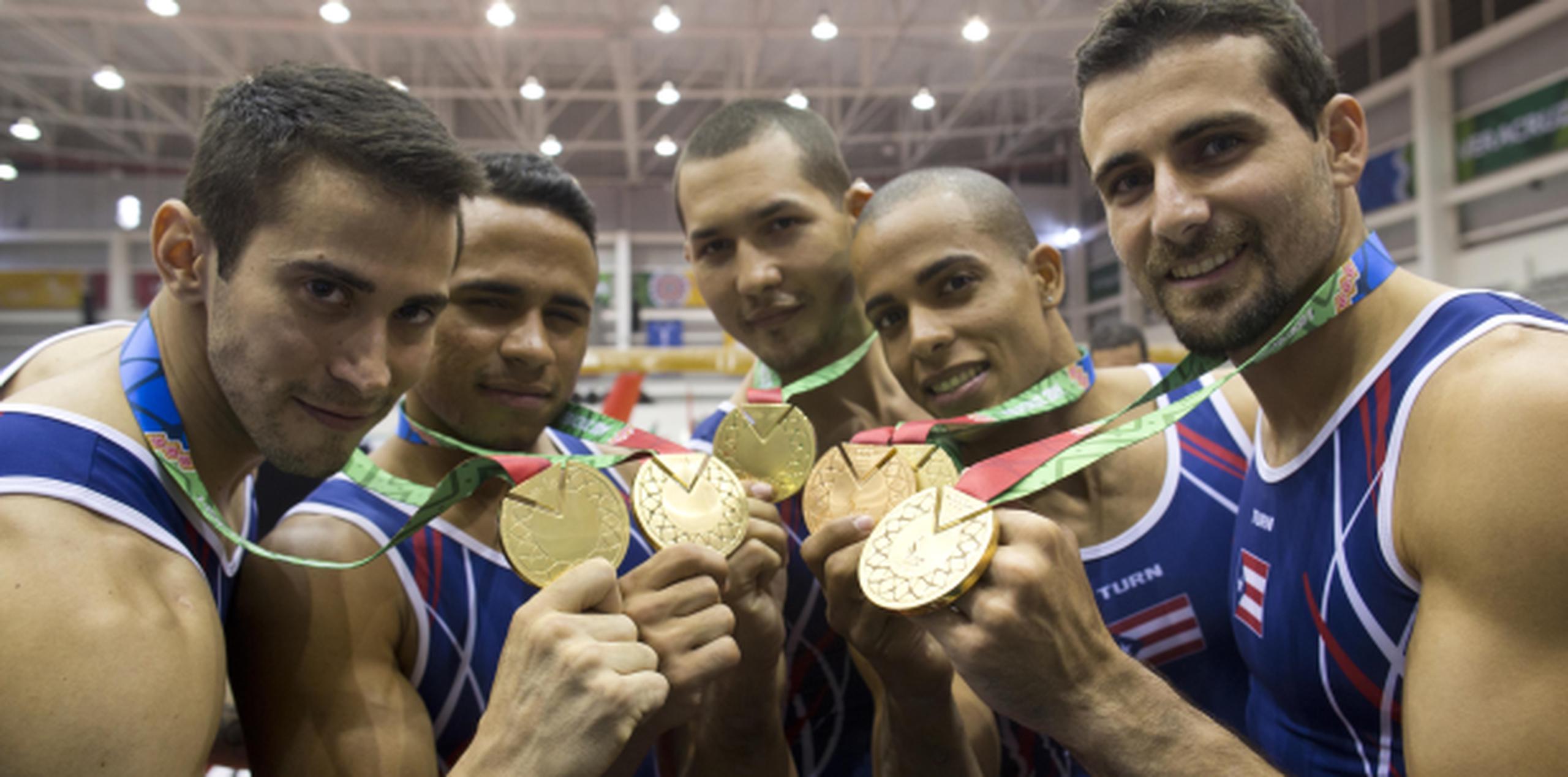 El equipo de gimnasia masculino de Puerto Rico muestra las medallas de oro que conquistó hoy en los Juegos de Veracruz 2014, su cuarta consecutiva como conjunto. (tonito.zayas@gfrmedia.com)