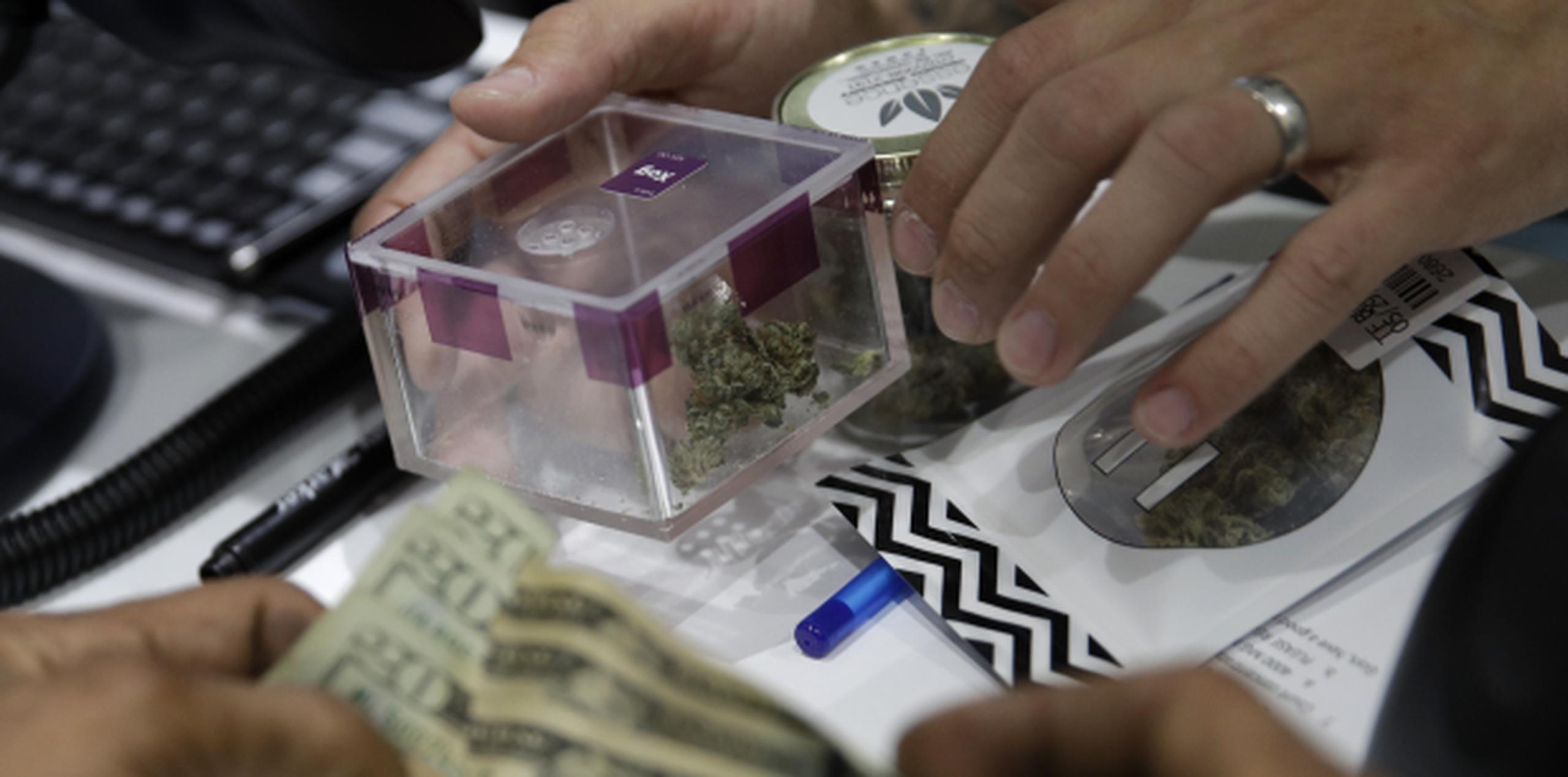 Personas comprando marihuana hoy, sábado, en el Essence Cannabis Dispensary en Las Vegas, Nevada. (AP / John Locher)