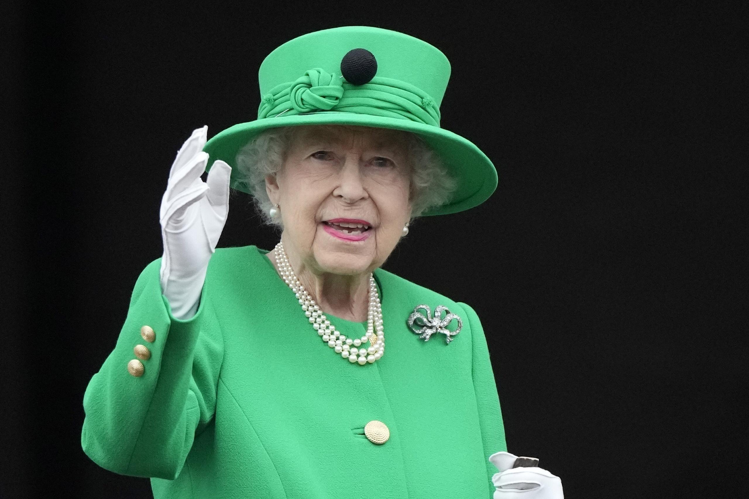 La reina Isabel II saluda a la multitud durante el desfile por su Jubileo de Platino en el Palacio de Buckingham en Londres el 5 de junio de 2022.