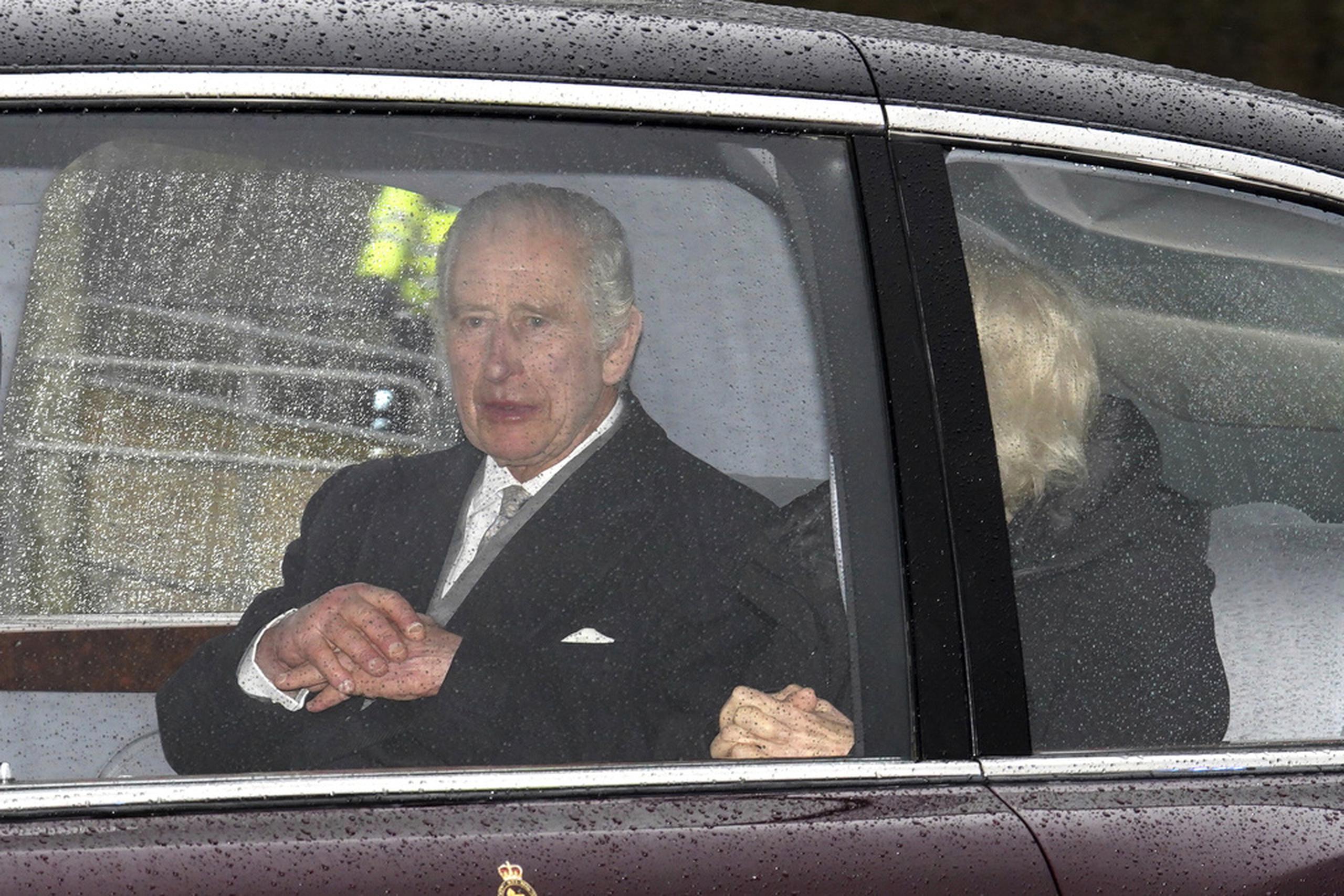 Carlos III y Camila en su llegada a la residencia Clarence en Londres este martes 13 de febrero.
