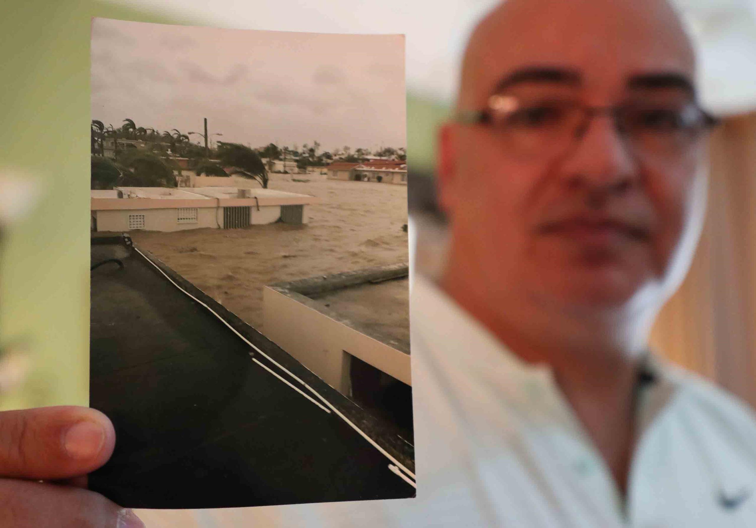 David Alemán muestra en esta foto la inundación que por poco le costó la vida. (juan.martinez@gfrmedia.com