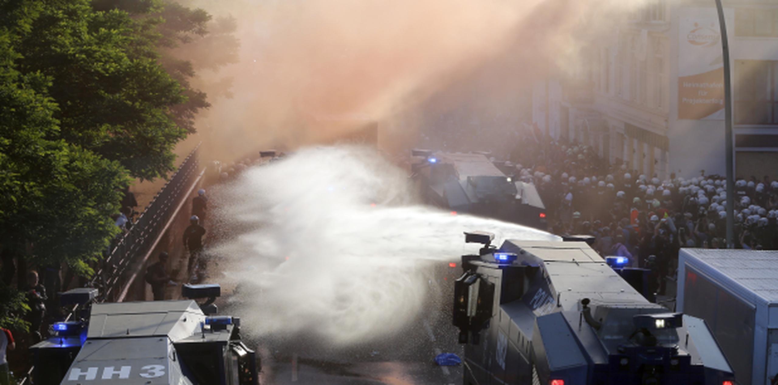 Centenares de policías antimotines participan de las operaciones para disolver las manifestaciones en contra de la reunión del G20 en Hamburgo,
 Alemania, usando cañones de agua, gases lacrimógenos y granadas aturdidoras. (AP/Michael Probst)