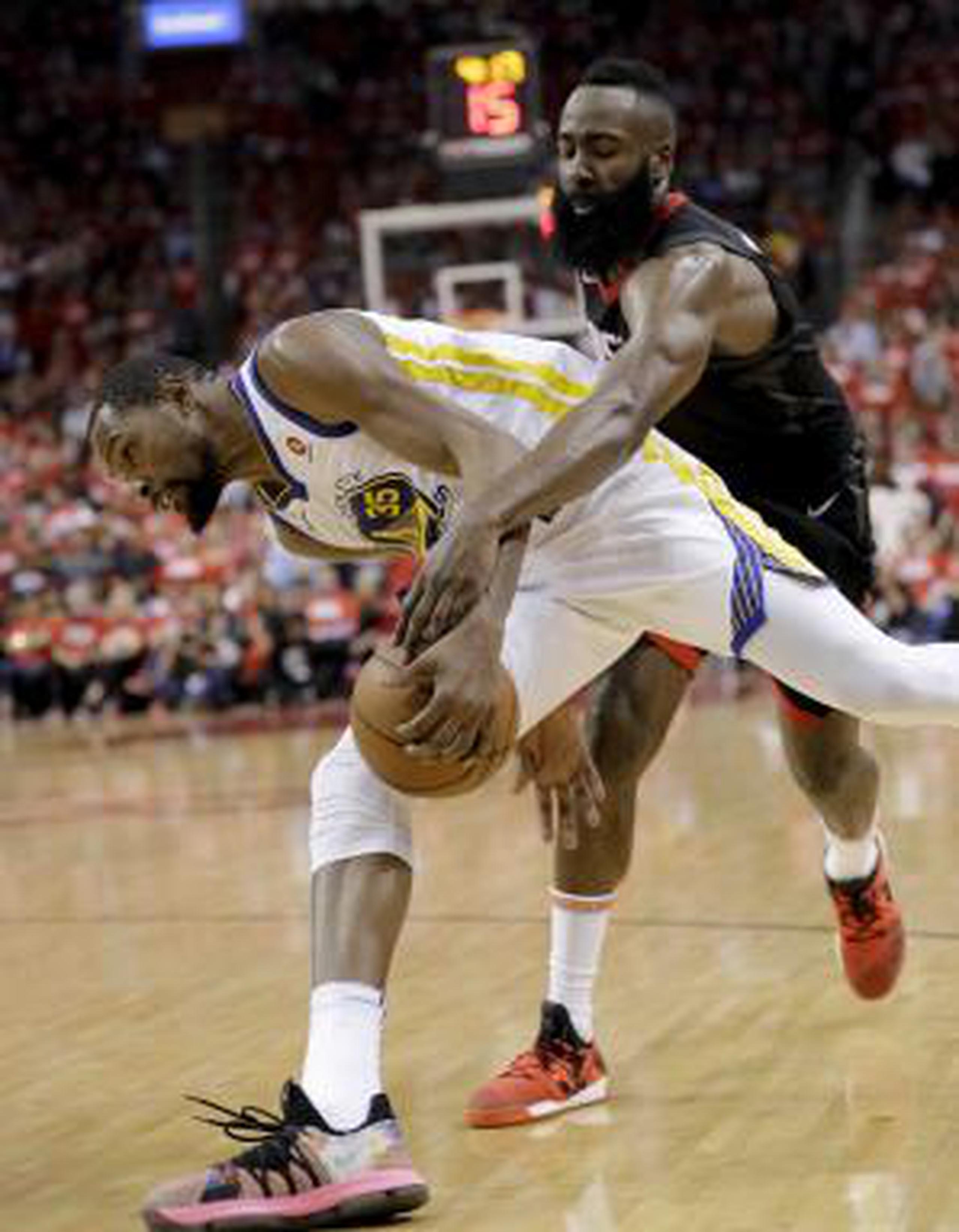 El escolta de los Rockets de Houston, James Harden, comete una falta sobre el alero de los Warriors de Golden State, Kevin Durant (35), durante la primera mitad del quinto juego de la final de la Conferencia del Oeste en Houston. (AP)