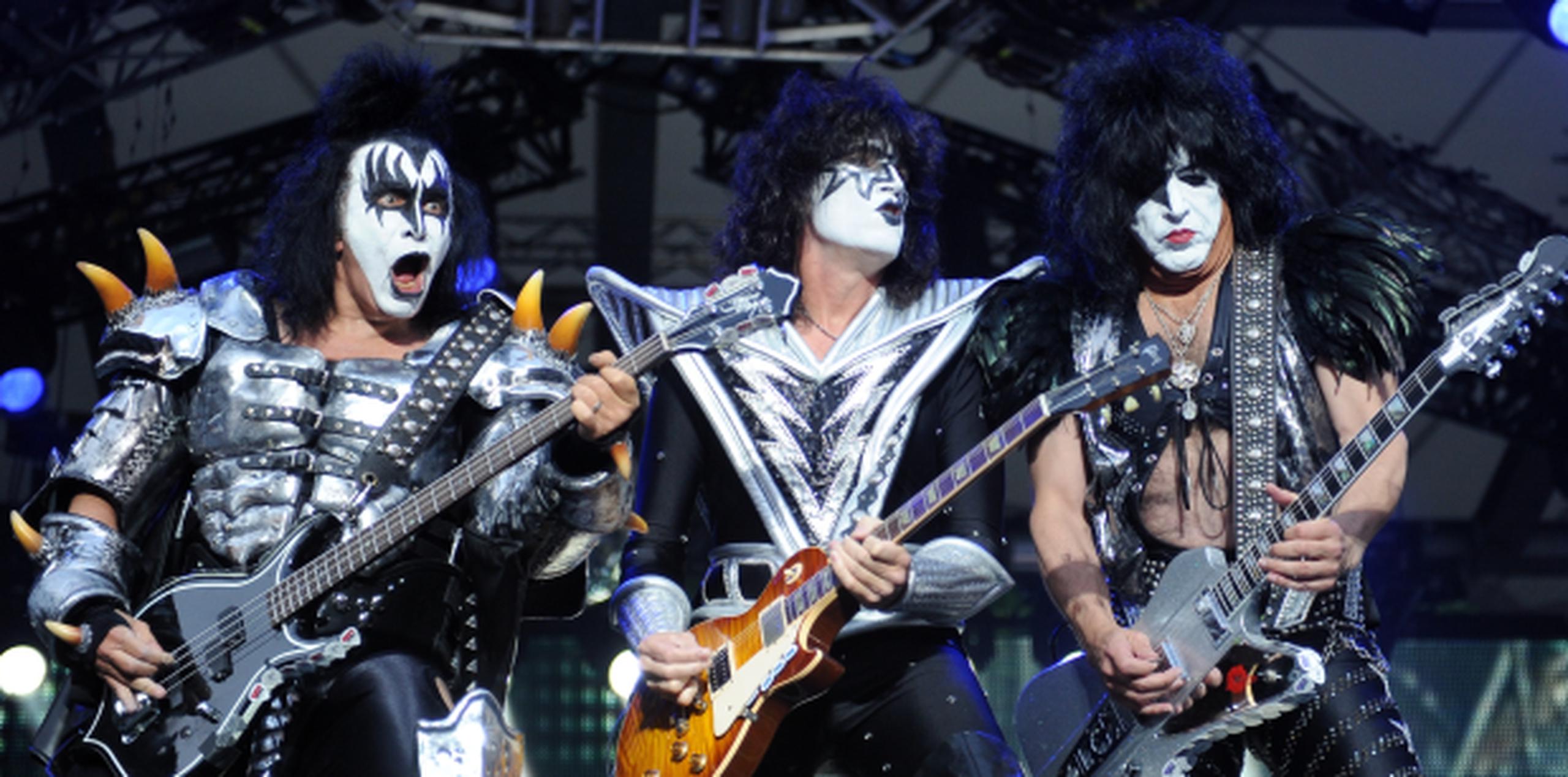 Kiss comenzó en 1973 y el grupo original tocó hasta 1980. Se volvieron a reunir entre 1996 y 2000, pero la banda ha continuado tocando con nuevos integrantes que se disfrazan de Frehley y Criss. (AP)