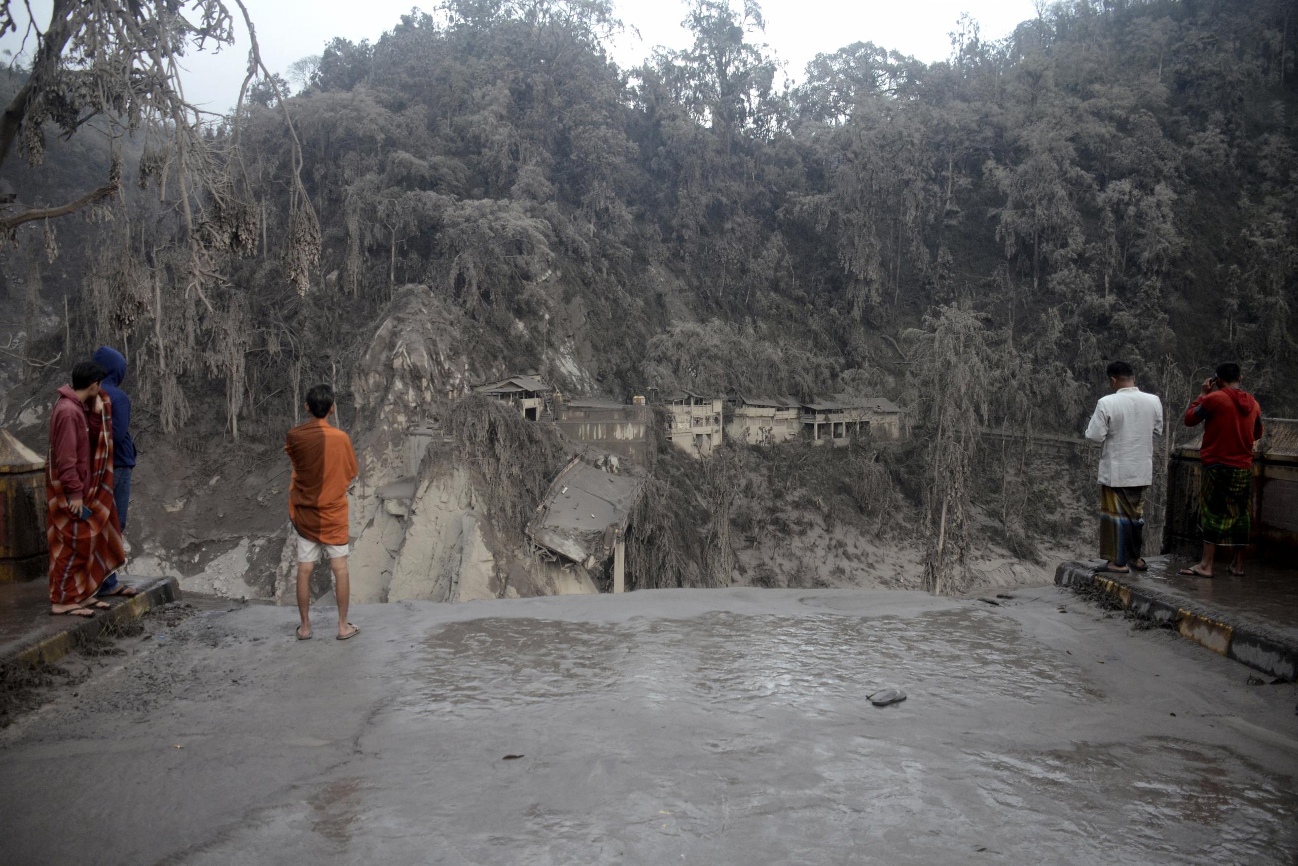 Los restos piroclásticos y la lava al combinarse con el agua de la lluvia formaron un lodo espeso que destruyó el puente principal entre Lumajang y el distrito Malang, así como un puente más pequeño, dijo Haq.