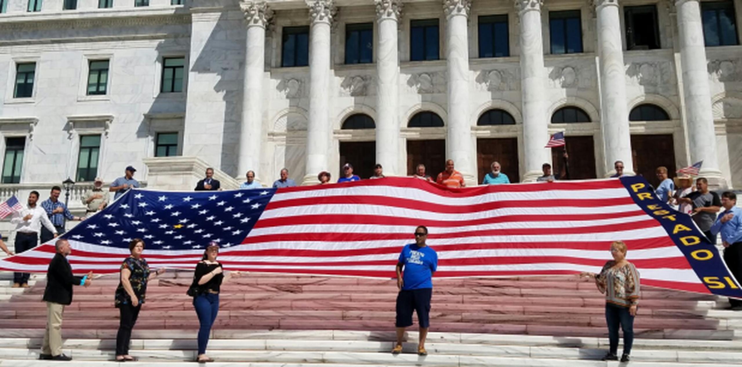 Los participantes desplegaron una bandera gigante frente al Capitolio. (Suministrada)
