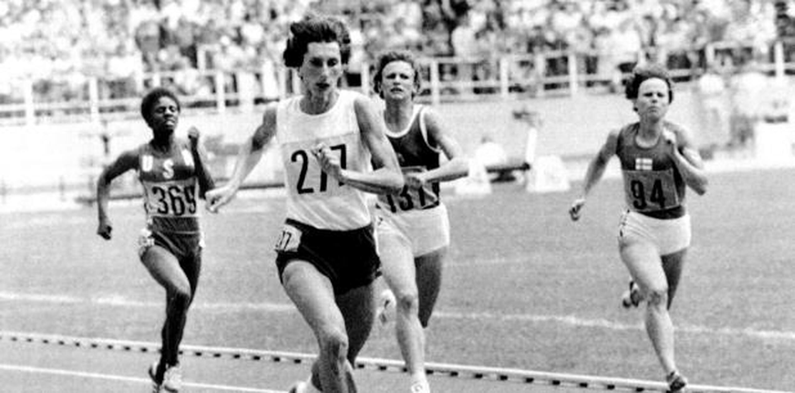 Tras su retirada en 1980, esta icónica atleta siguió muy vinculada al deporte y llegó a ser miembro del Comité Olímpico Internacional y del consejo de la Asociación Internacional de Federaciones de Atletismo. (AP)