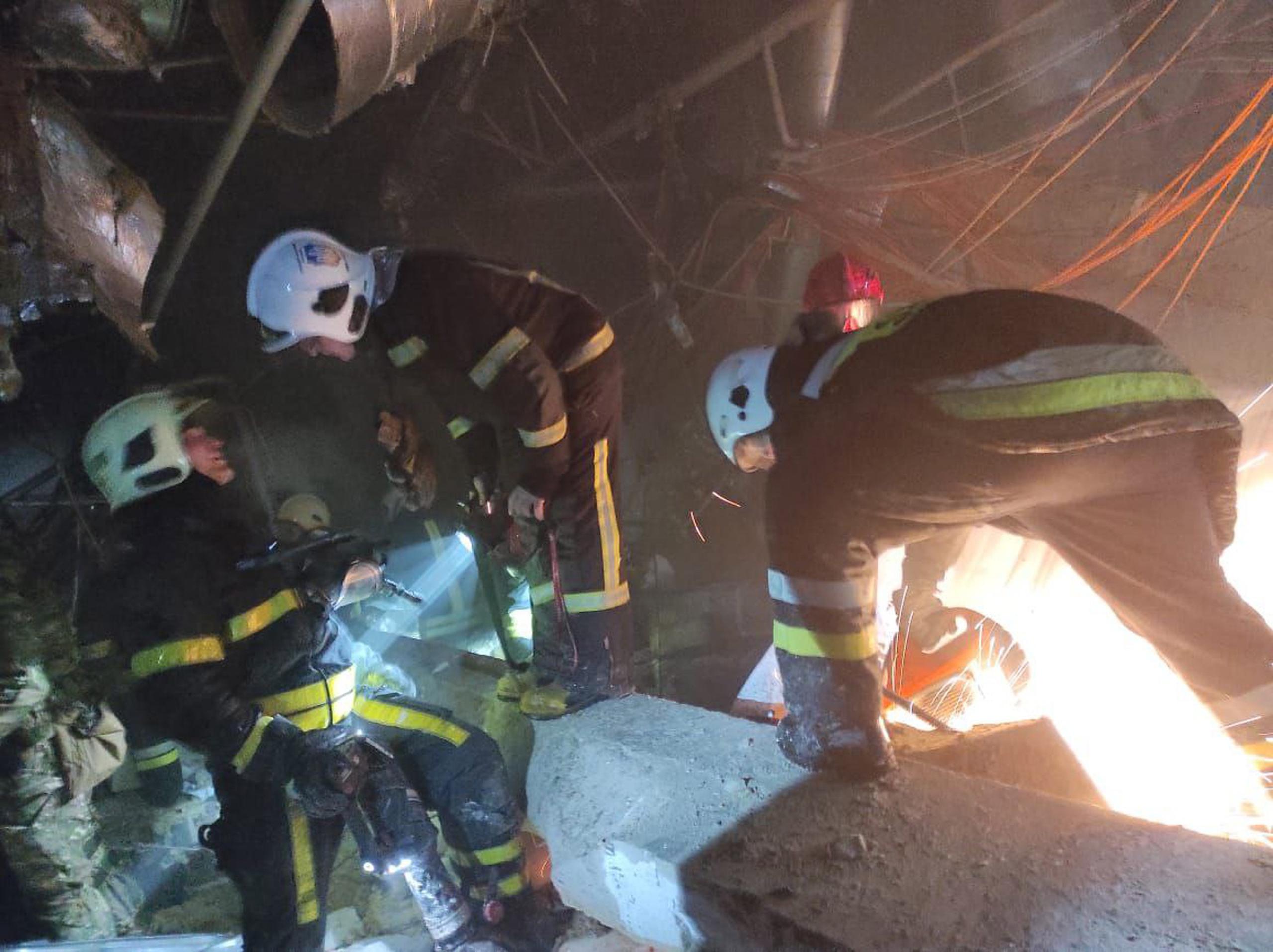 Imagen facilitada por el Servicio de Emergencias ucraniano de las labores de rescate en el centro comercial de Kiev bombardeado esta pasada noche. EFE/EPA/STATE EMERGENCY SERVICE OF UKRAINE HANDOUT

