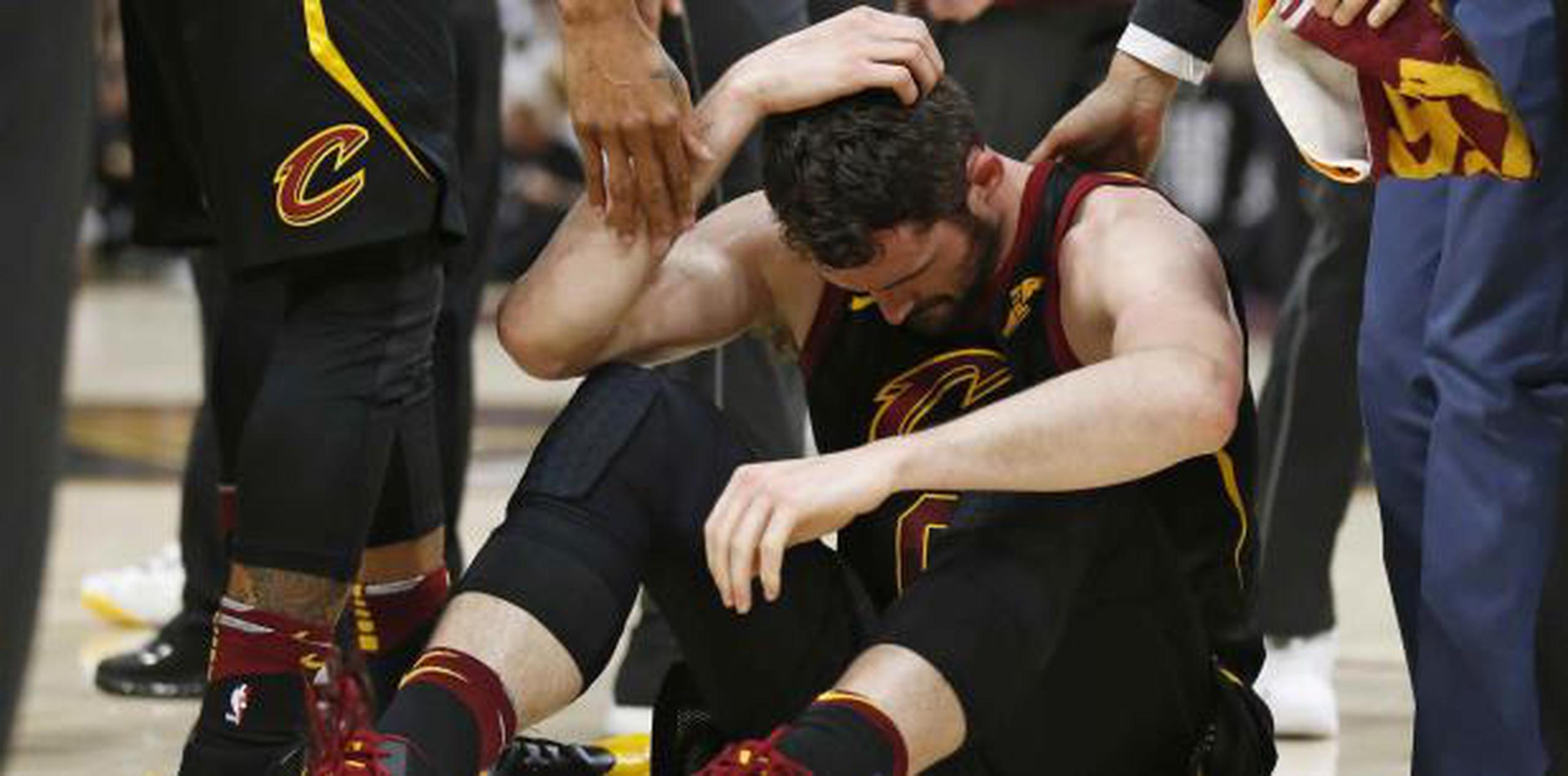 Kevin Love, de los Cavaliers de Cleveland, tras sufrir una lesión en el sexto partido de la final de la Conferencia del Este de la NBA. (AP)