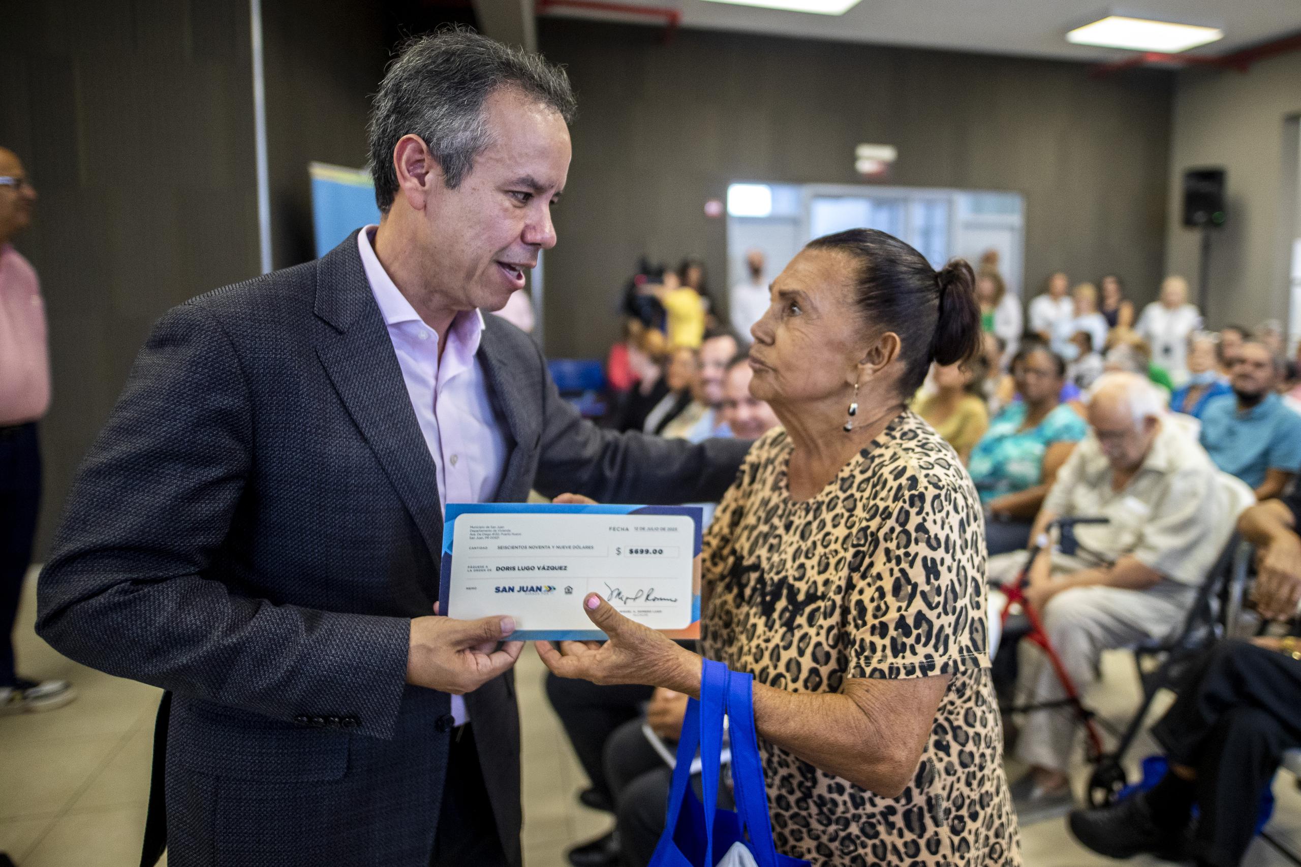Este miércoles el alcalde Miguel Romero Lugo entregó los primeros 54 vales para adultos mayores que cumplieron con los requisitos de elegibilidad para residir en Casa Metropolitana.