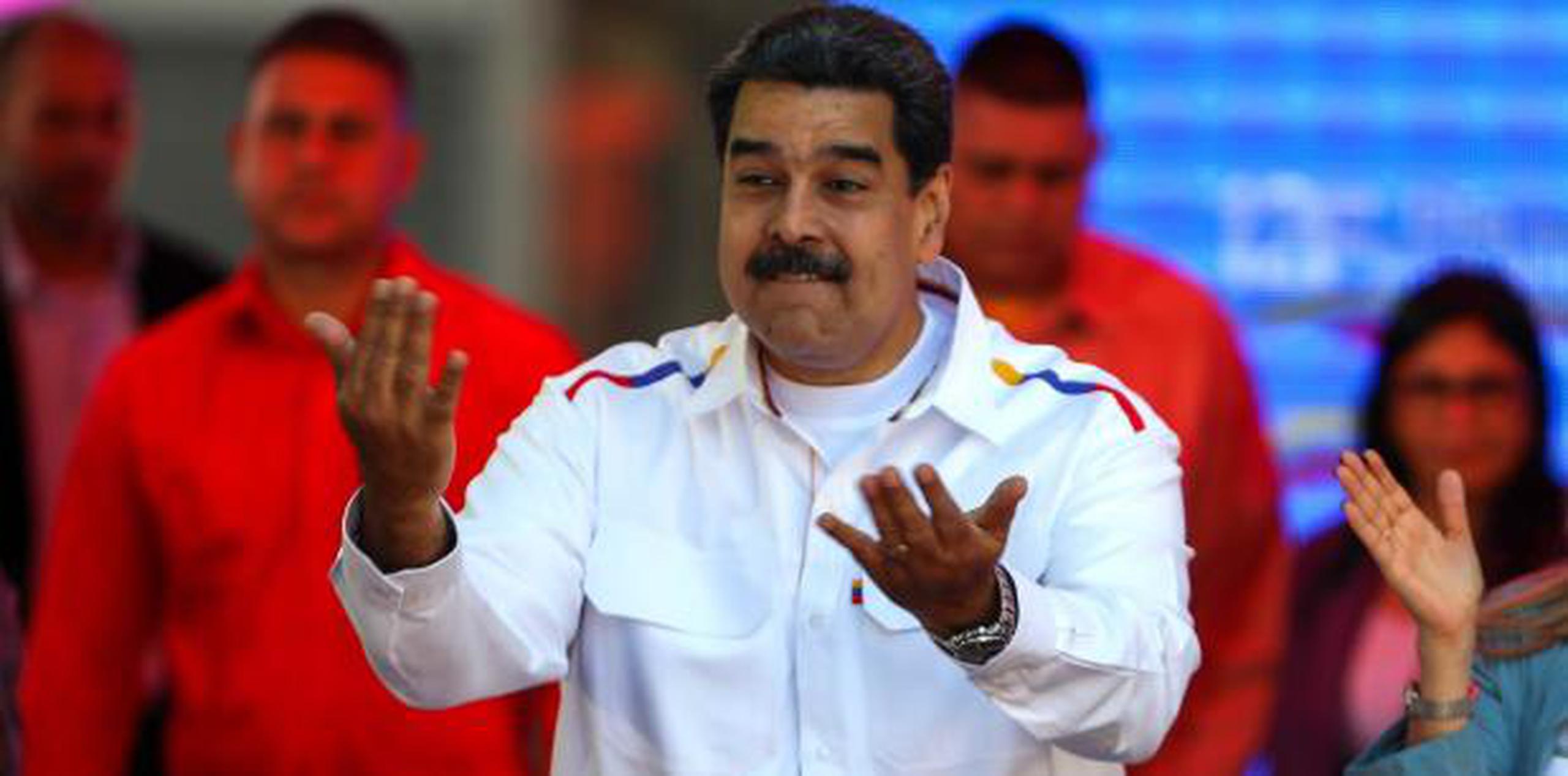 "Jamás me imaginé que iban a llegar a esto, asesinar a esta persona porque no está de acuerdo con el régimen", afirmó la viuda del oficial muerto opositor al gobierno de Maduro. (AP)