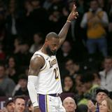 LeBron James iguala marca personal de 9 triples en victoria de Lakers sobre Nets