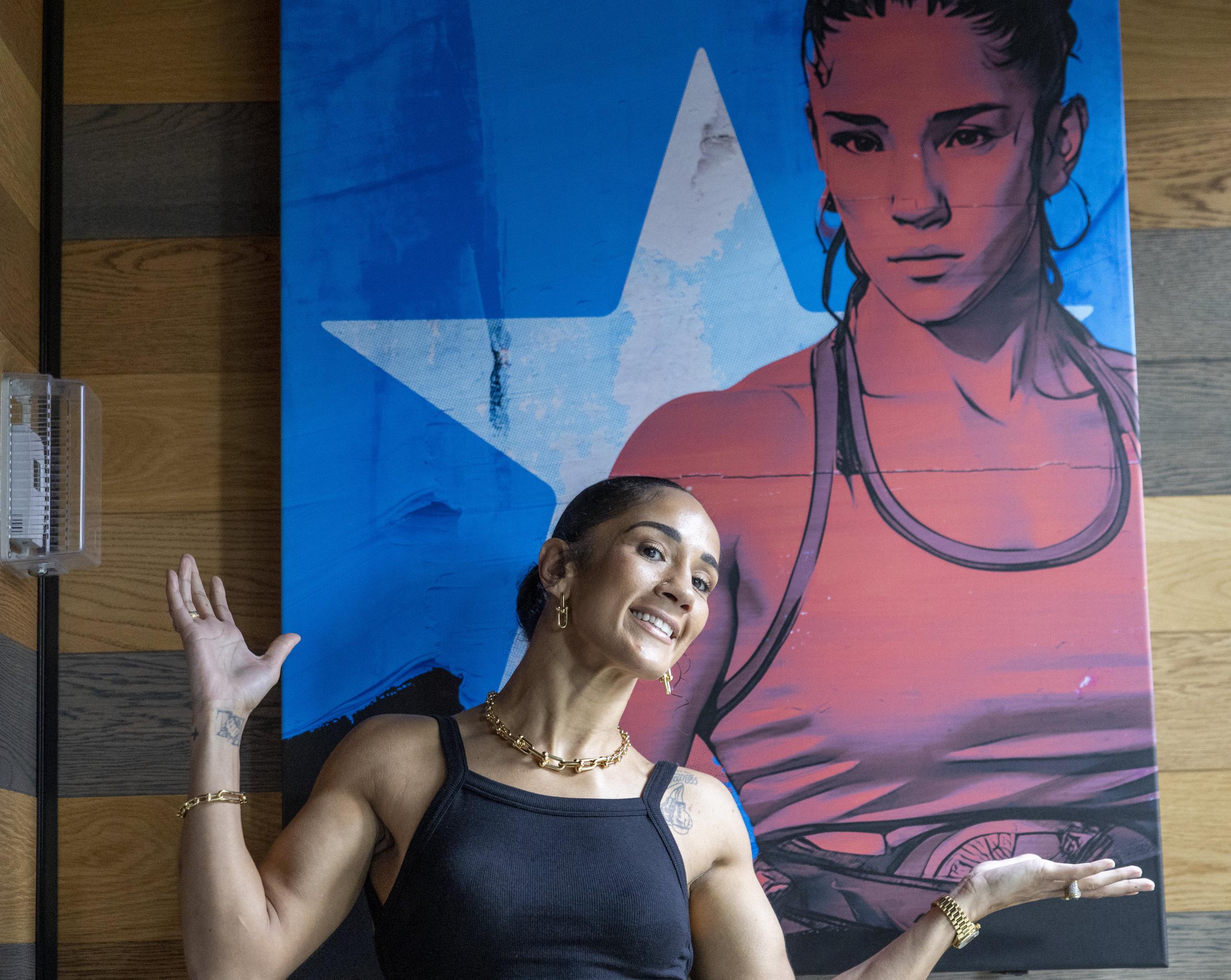 Amanda Serrano posa para el lente de Primera Hora junto a su mural en Arena Medalla, restaurante ubicado en el Distrito T-Mobile, de San Juan.
