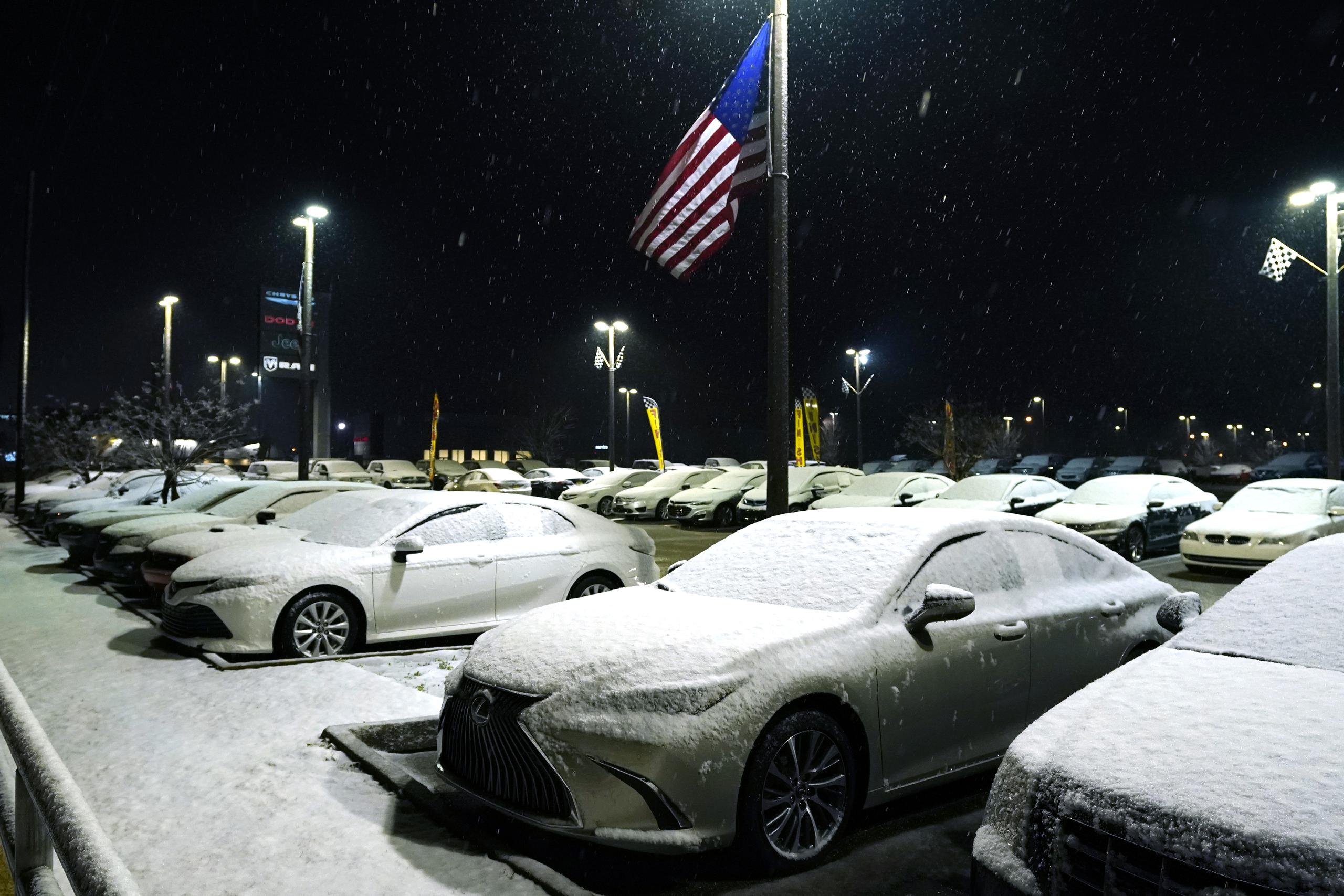 Se pronosticaba al menos 10 centímetros (cuatro pulgadas) de nieve en una amplia zona desde el centro de Kansas hasta Chicago y el sur de Michigan.