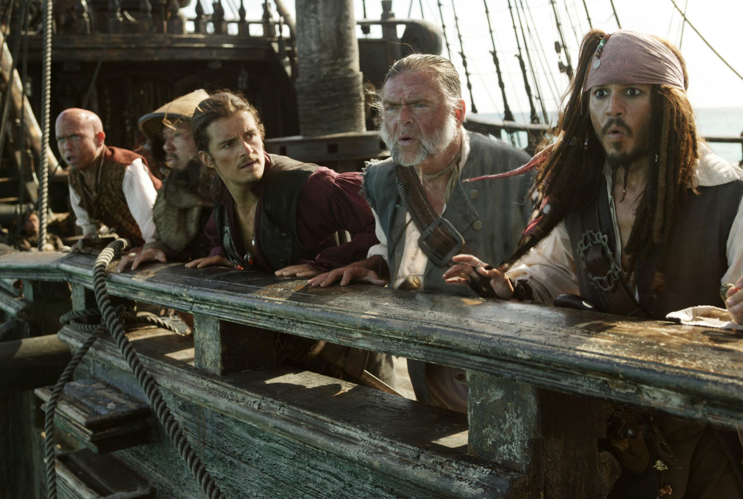 Kevin McNally interpretó al maestre Gibbs -en la foto al lado de Jack Sparrow- en la saga "Pirates of the Caribbean".