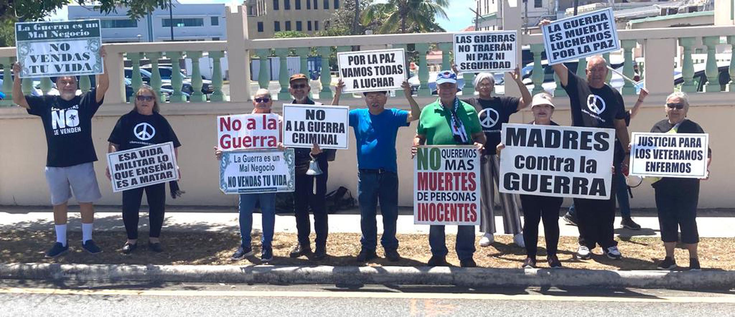 Algunos de los integrantes del grupo Madres y Padres Contra la Guerra que protestaron hoy, sábado, en el Viejo San Juan.