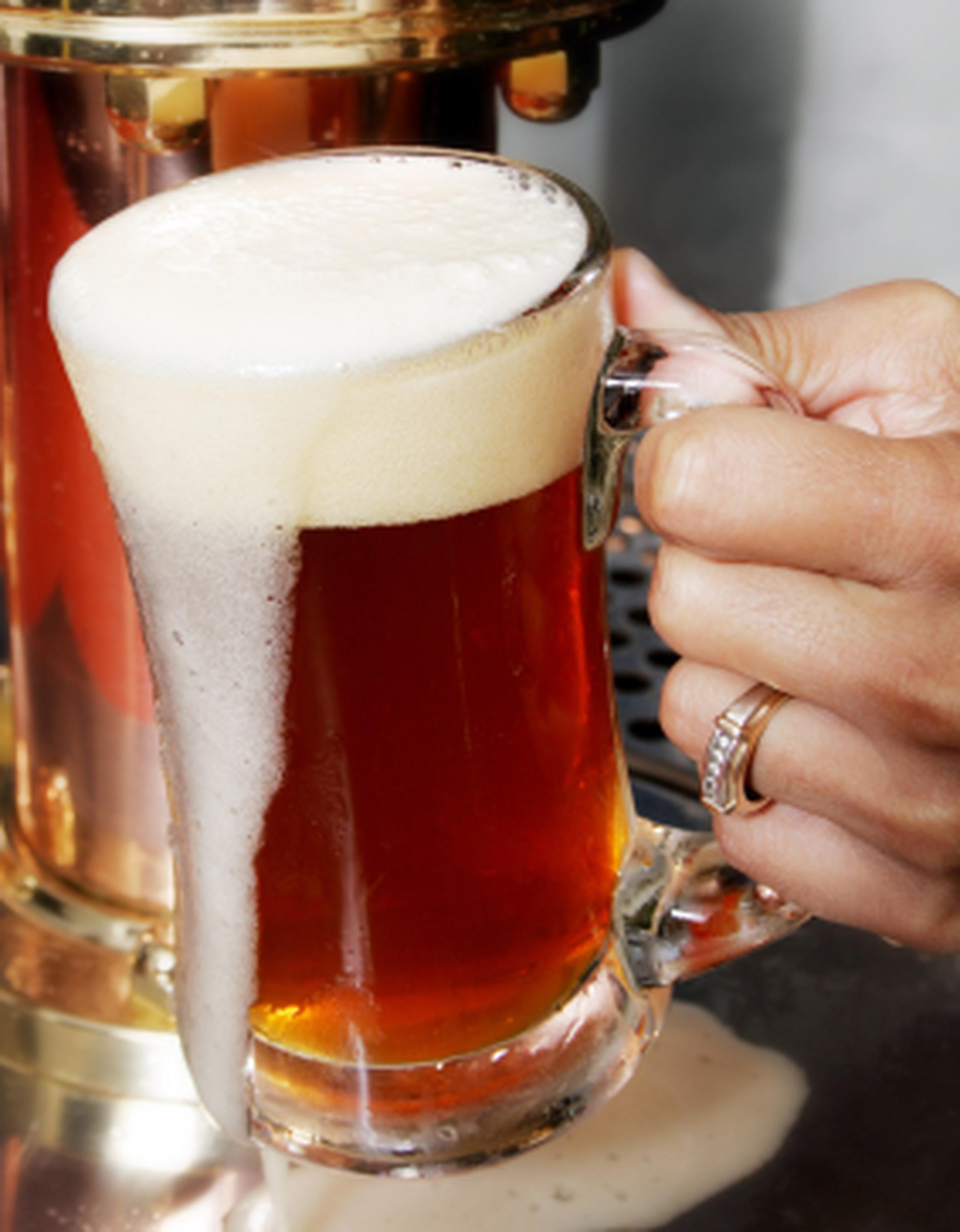 Según los datos de un estudio publicado por Camra, una asociación de defensa de esta popular bebida en el Reino Unido, el aumento de las tasas sobre el alcohol y los bajos precios de la cerveza en los supermercados han llevado a una caída del 16 % de las ventas (1.500 millones de pintas) y el cierre de hasta 5.800 pubs. (Archivo)