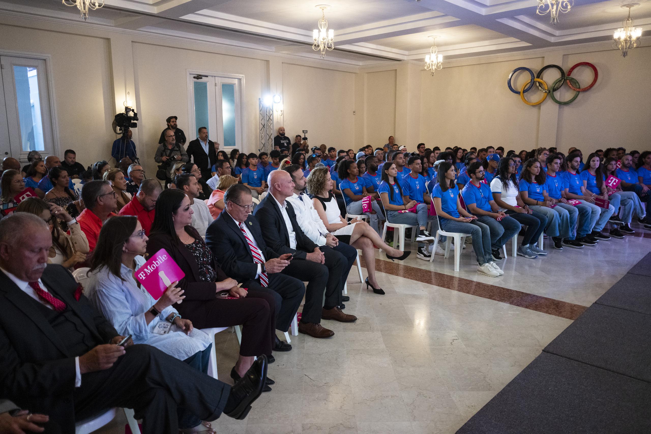 Oficiales y atletas llenaron el Salón de los Presidentes en la Casa Olímpica, en donde se celebró este martes la ceremonia de abanderamiento.