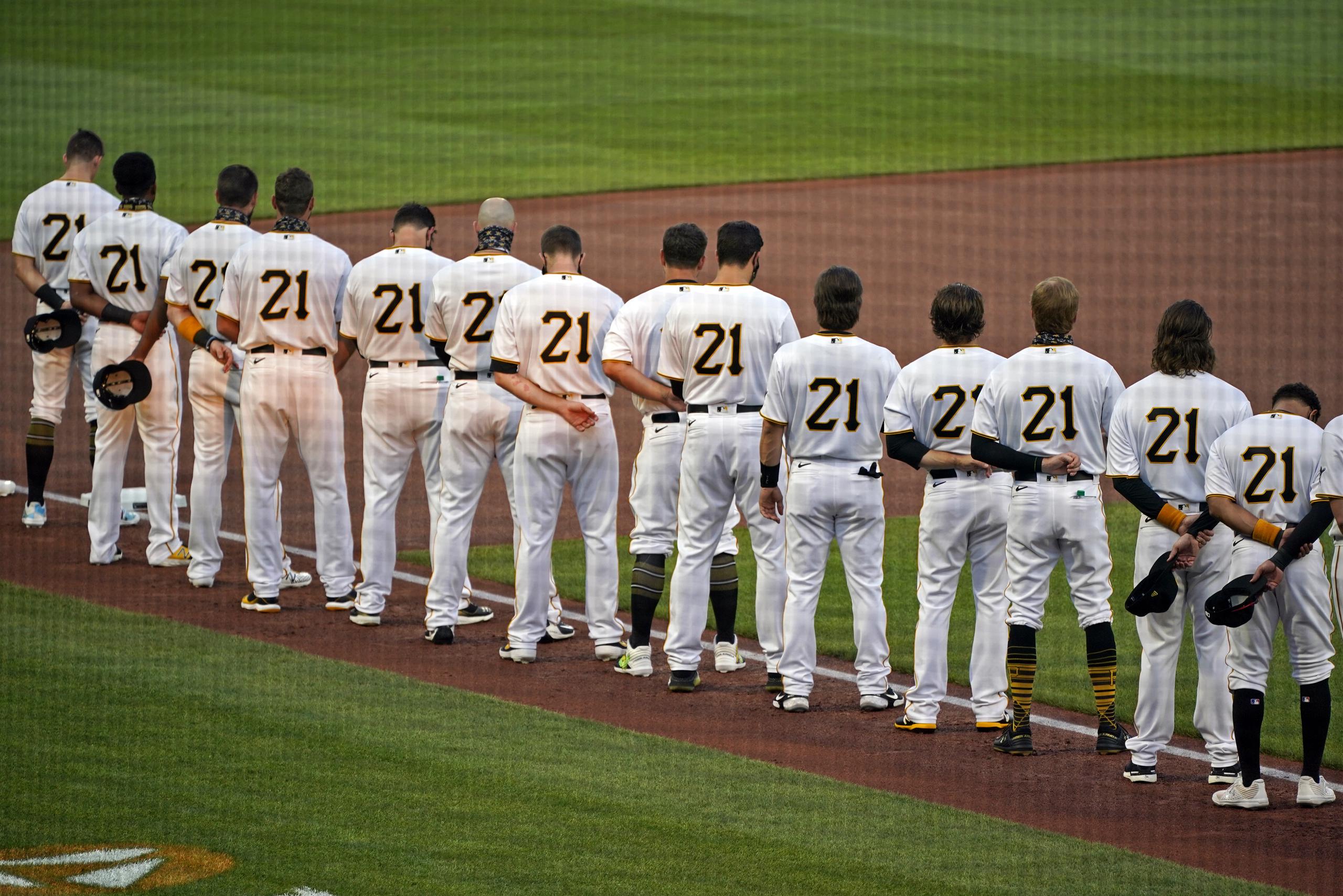 Todos los integrantes de los Pirates lucen el número 21 en sus espaldas.