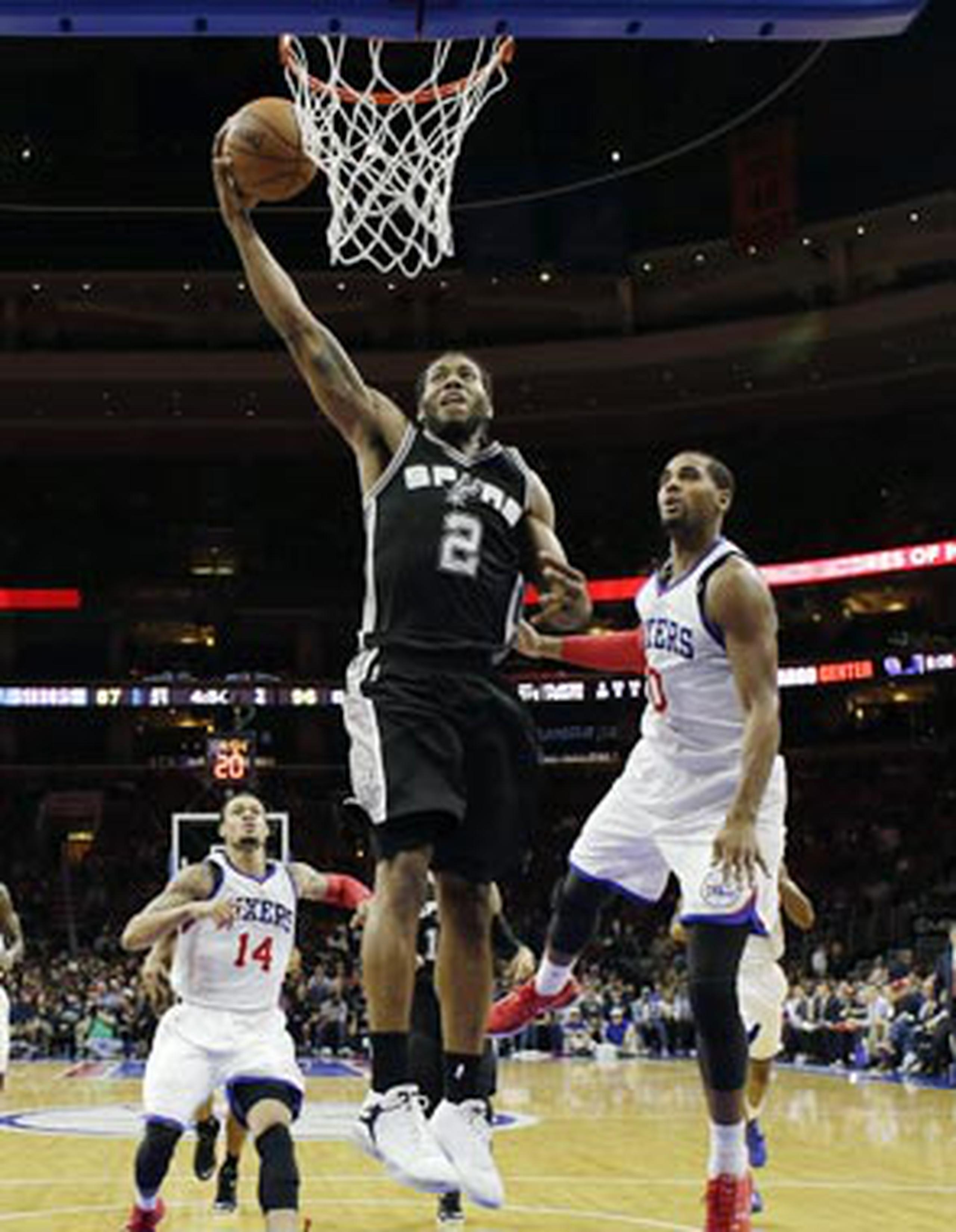 Kawhi Leonard lideró la ofensiva de los Spurs con 26 puntos. (AP / Matt Slocum)