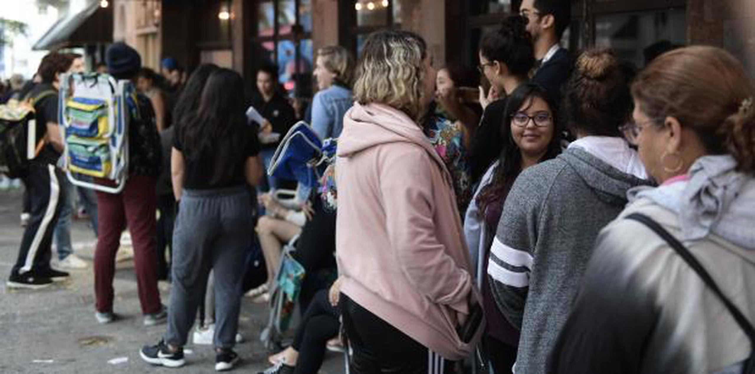 Jóvenes abrigados esta mañana haciendo fila para adquirir boletos para ver la puesta en escena de Hamilton en Santurce. (gerald.lopez@gfrmedia.com)