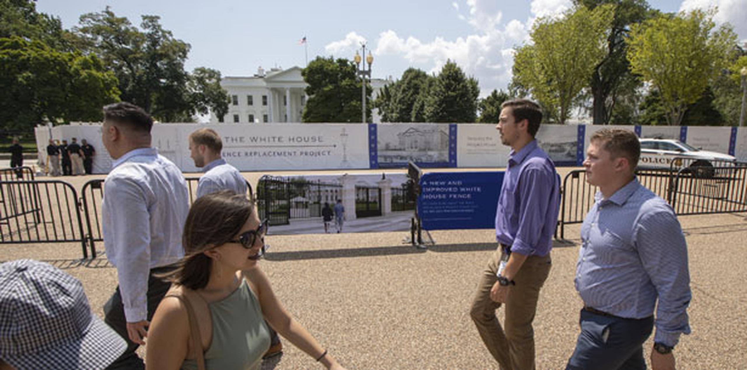 La Casa Blanca permanece visible desde todas las direcciones, y los recorridos públicos de sus salas ceremoniales continúan durante el proyecto. (AP)