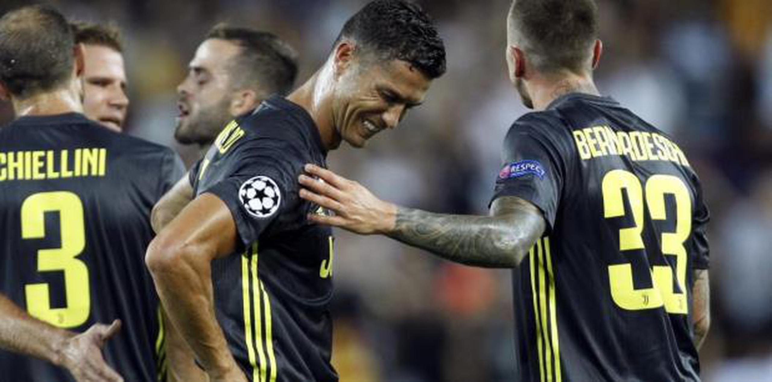 Mientras Cristiano Ronaldo se iba llorando, los hinchas locales lo insultaban. (AP)