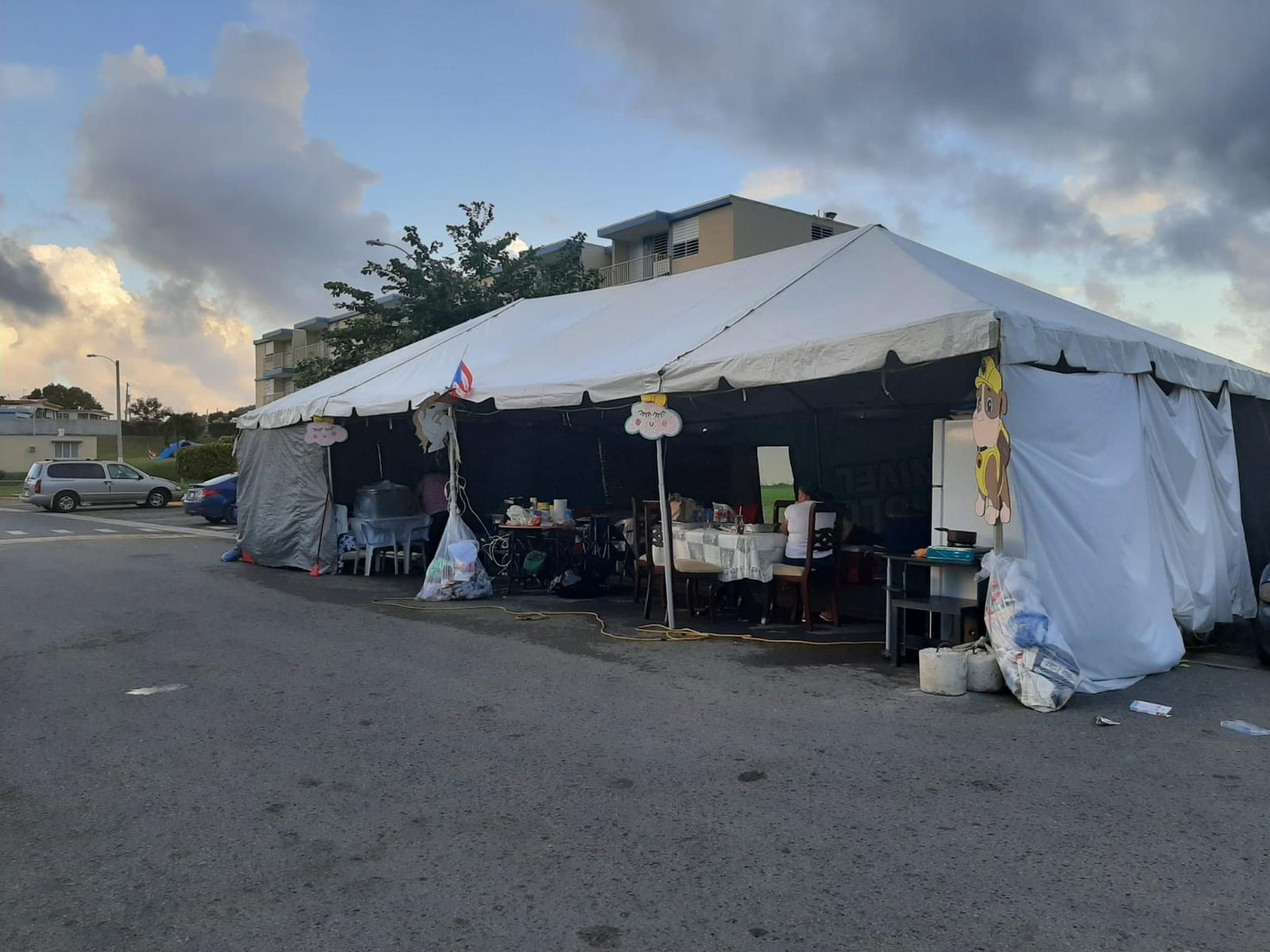 Familias desalojadas de complejo de viviendas en Yauco alegan cobro de