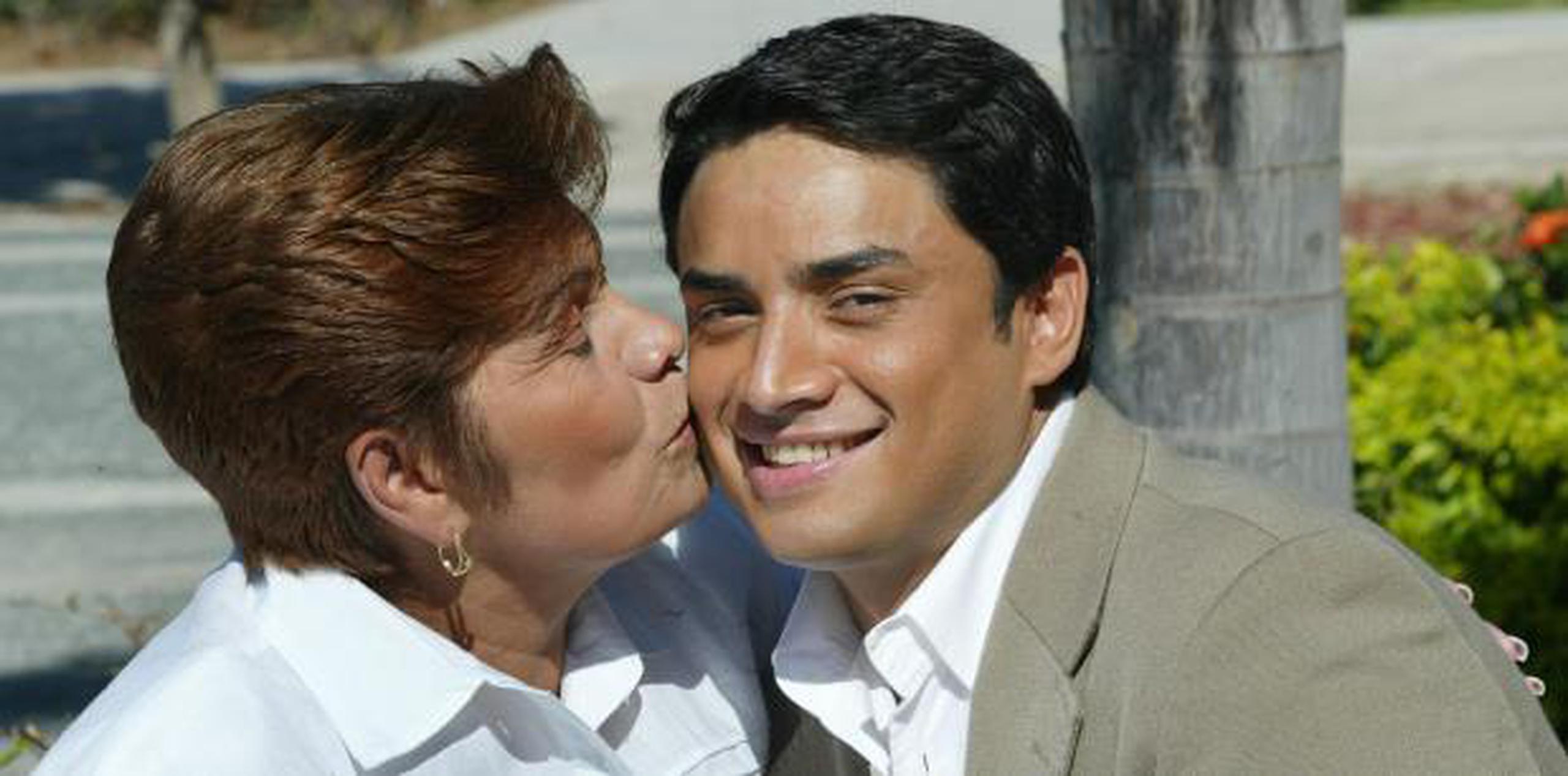 Manny Manuel junto con su progenitora, Lucy Santiago, frente al Coliseo Roberto Clemente en San Juan, el 11 de febrero de 2004. (Archivo)