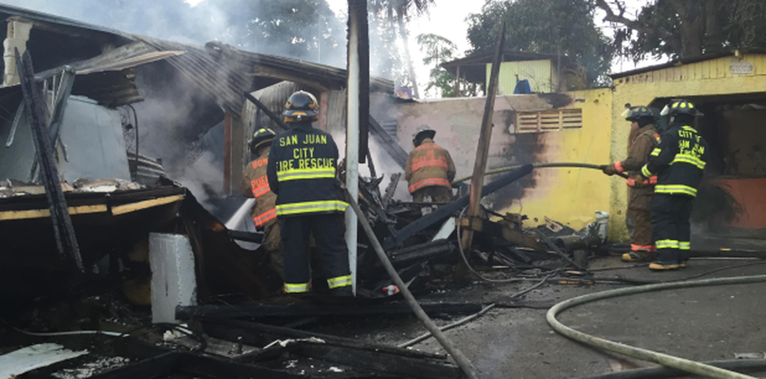 El fuego que comenzó tras escucharse la explosión de un tanque de gas se reportó a las autoridades a eso de las 4:45 p.m. del viernes. (Raymond Medina/Para Primera Hora)