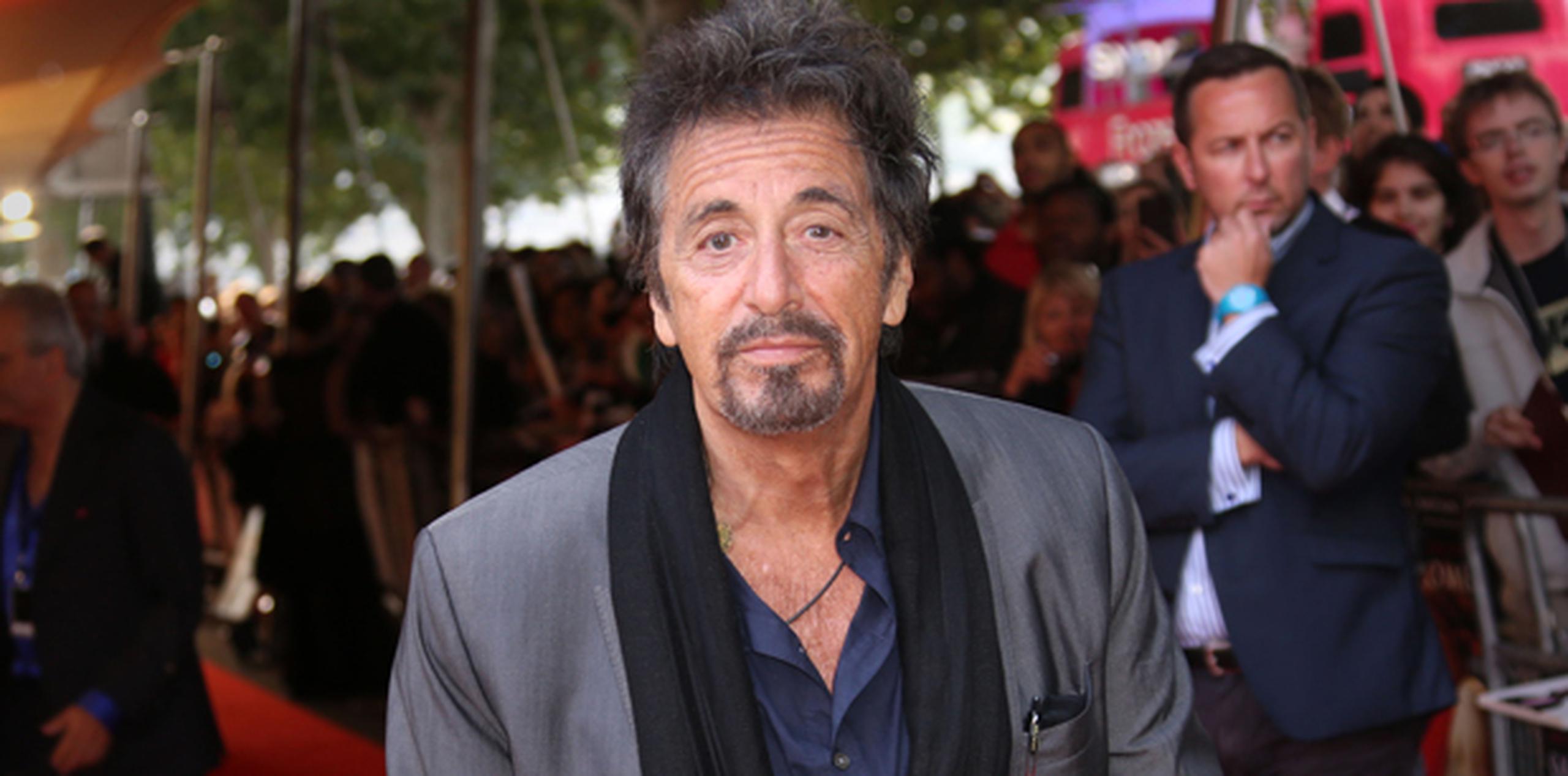 A los 74 años de edad, Pacino dice que a veces siente el peso de la edad. "Me siento diferente. No me levanto de la mesa tan fácilmente. Me gustaría, pero no puedo". (AP)