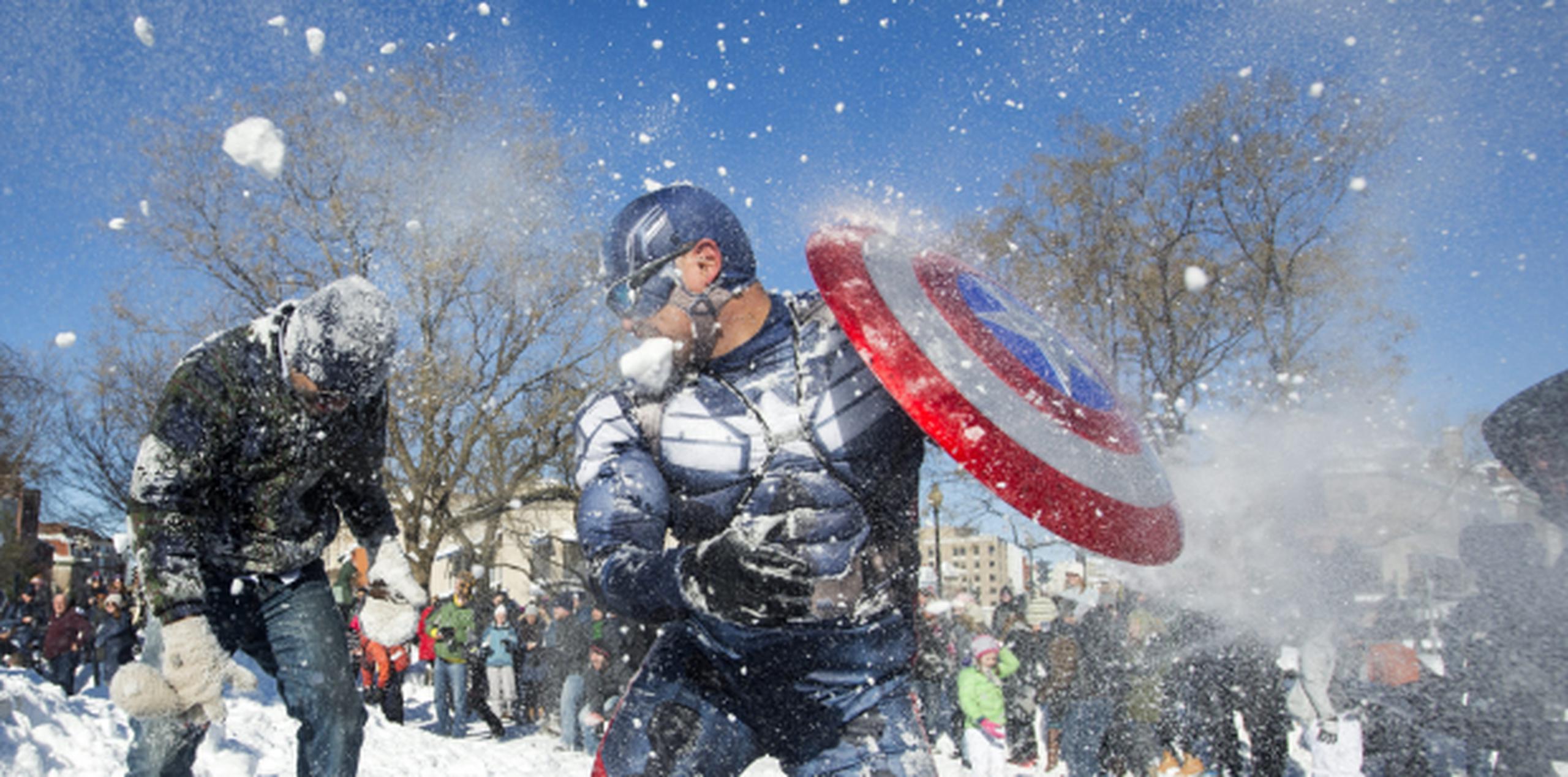 Este hombre disfrazado de Capitán América en Washington participaba ayer de una guerra con bolas de nieve luego de la masiva tormenta que afectó la costa este. (EFE)