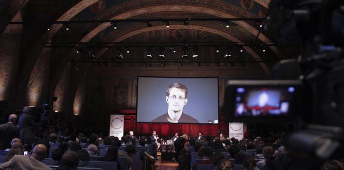 Snowden, aquí participando el mes pasado por vídeoconferencia en una conferencia sobre periodismo en Italia, reveló que Estados Unidos espió comunicaciones personales de líderes mundiales. (AP)