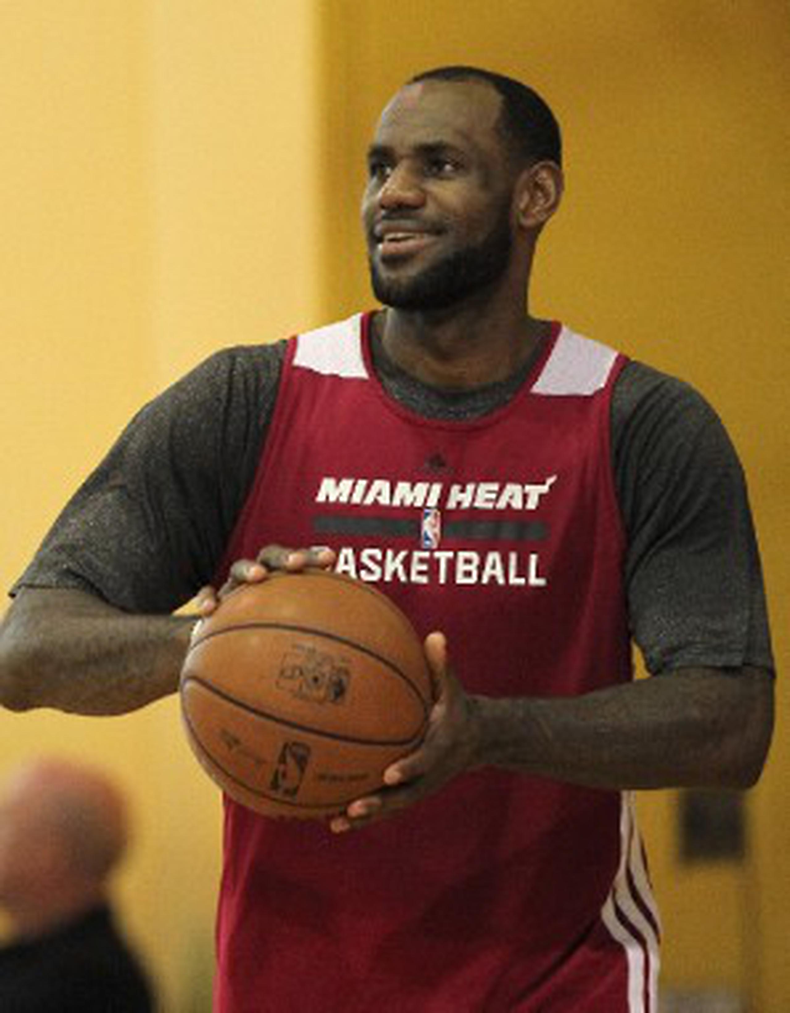 LeBron James y el Heat de Miami van en pos de su cuarta final de liga de forma consecutiva. (AP / El Nuevo Herald / David Santiago)