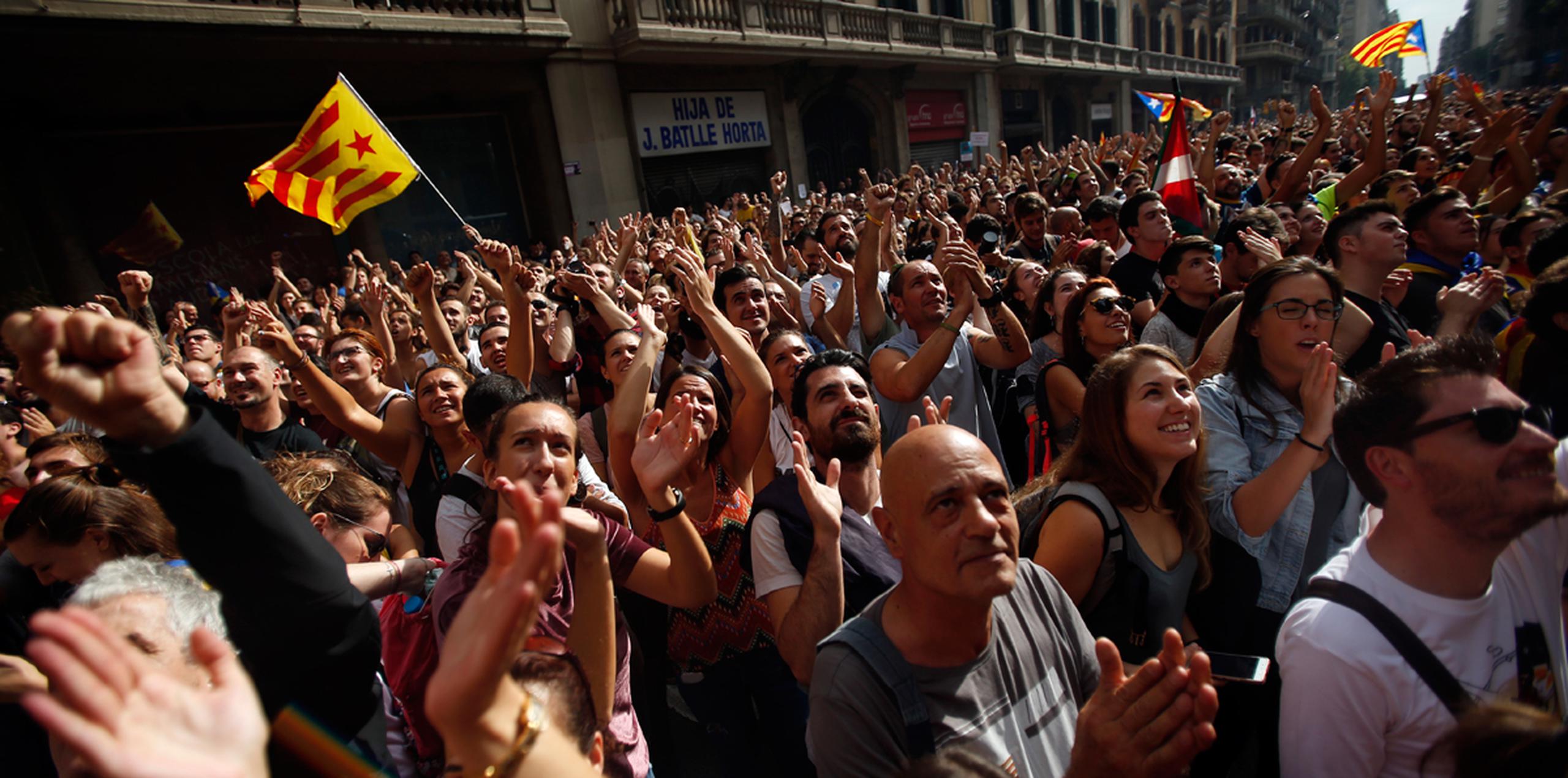 Sindicatos y grupos en defensa de la independencia de Cataluña convocan huelga y paros en protesta por la supuesta brutalidad policial para frenar un referéndum secesionista que dejó cientos de heridos. (AP/Francisco Seco)