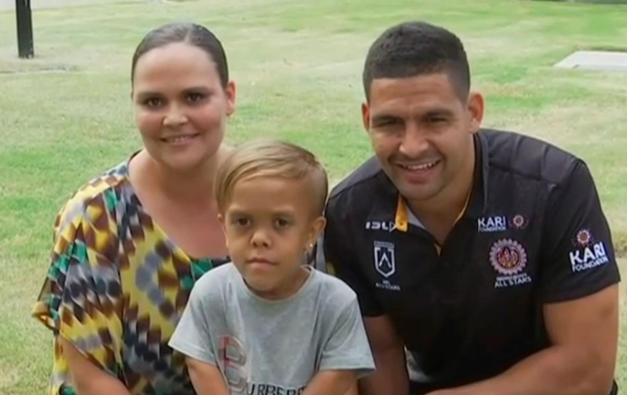 El niño Quaden Bayles junto a su madre y el jugador del equipo South Sydney Rabbitohs, Latrell Mitchell.