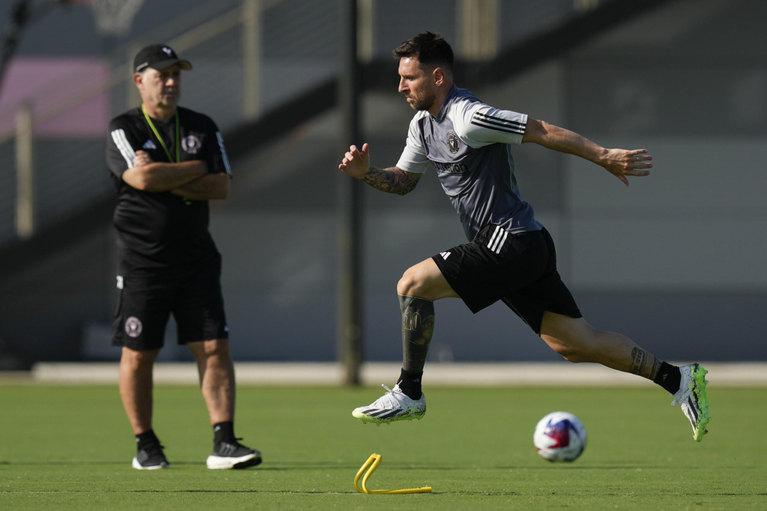 Lionel Messi (derecha) participa en un entrenamiento del Inter Miami ante la mirada del técnico Gerardo Martino.