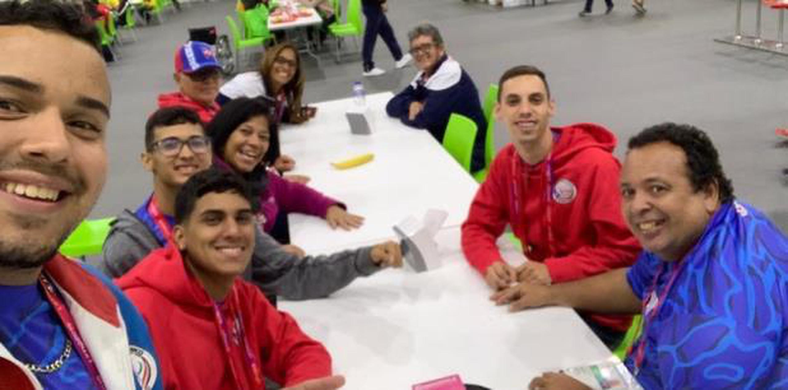 Algunos integrantes de la delegación boricua se tomaron un selfie a su llegada ayer al comedor de la villa parapanamericana. (Suministrada)