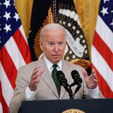 Traje de Biden evoca la polémica más absurda del mandato de Obama 