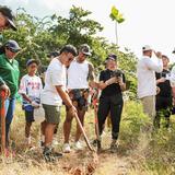 Francisco Lindor y Katia Reguero sembraron 200 árboles en la costa de Aguadilla