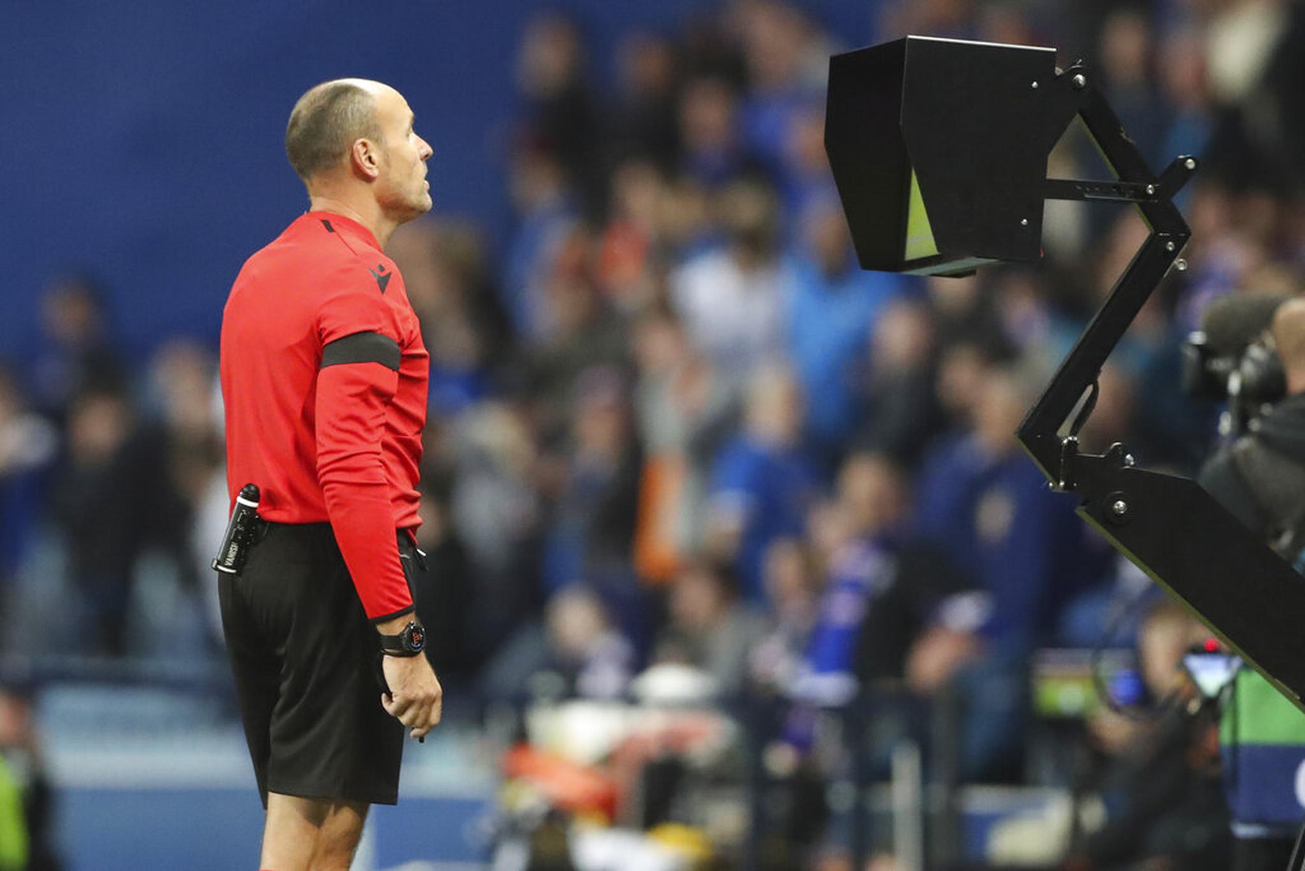 El árbitro español Antonio Mateu Lahoz revisa una jugada en el VAR durante el partido por la Liga de Campeones entre Rangers y Napoli.