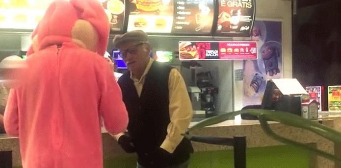 El "anciano" estaba molesto por la insitencia del "conejo" que le vendía, aparentemente, algún tipo de dulce en un establecimiento de comida rápida. (YouTube)